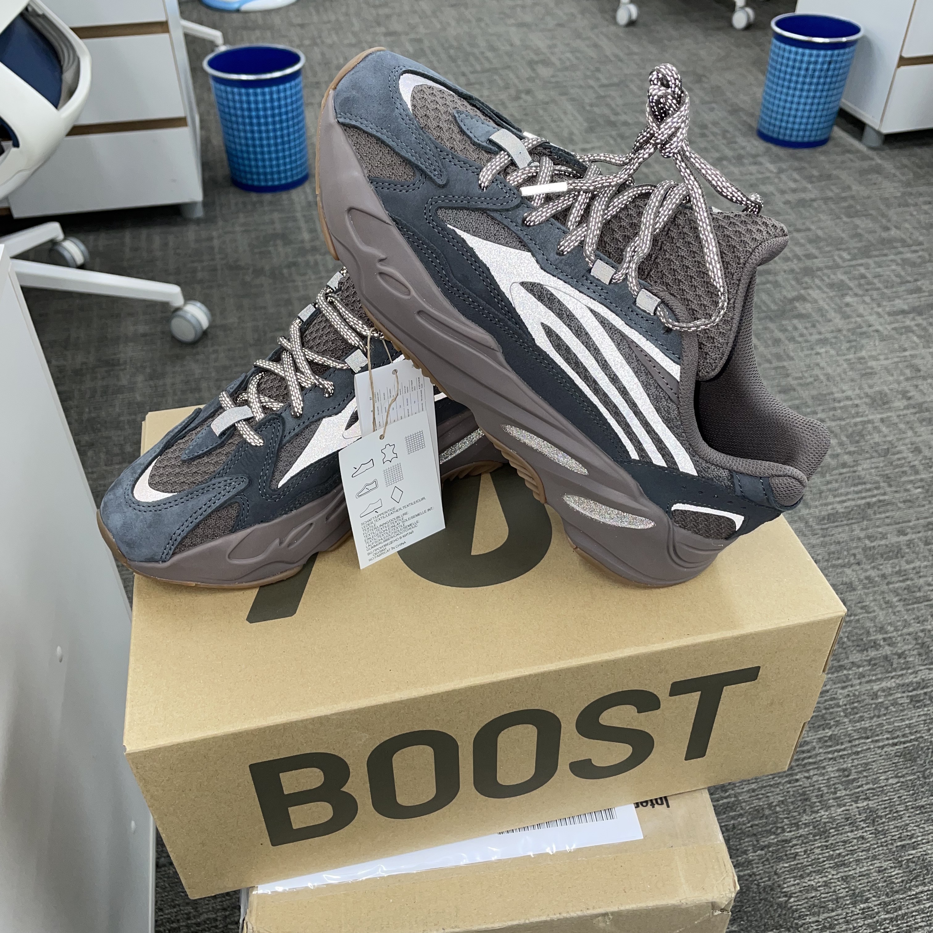 Adidas Yeezy Boost 700 V2 Mauve 착용 스타일 - 3
