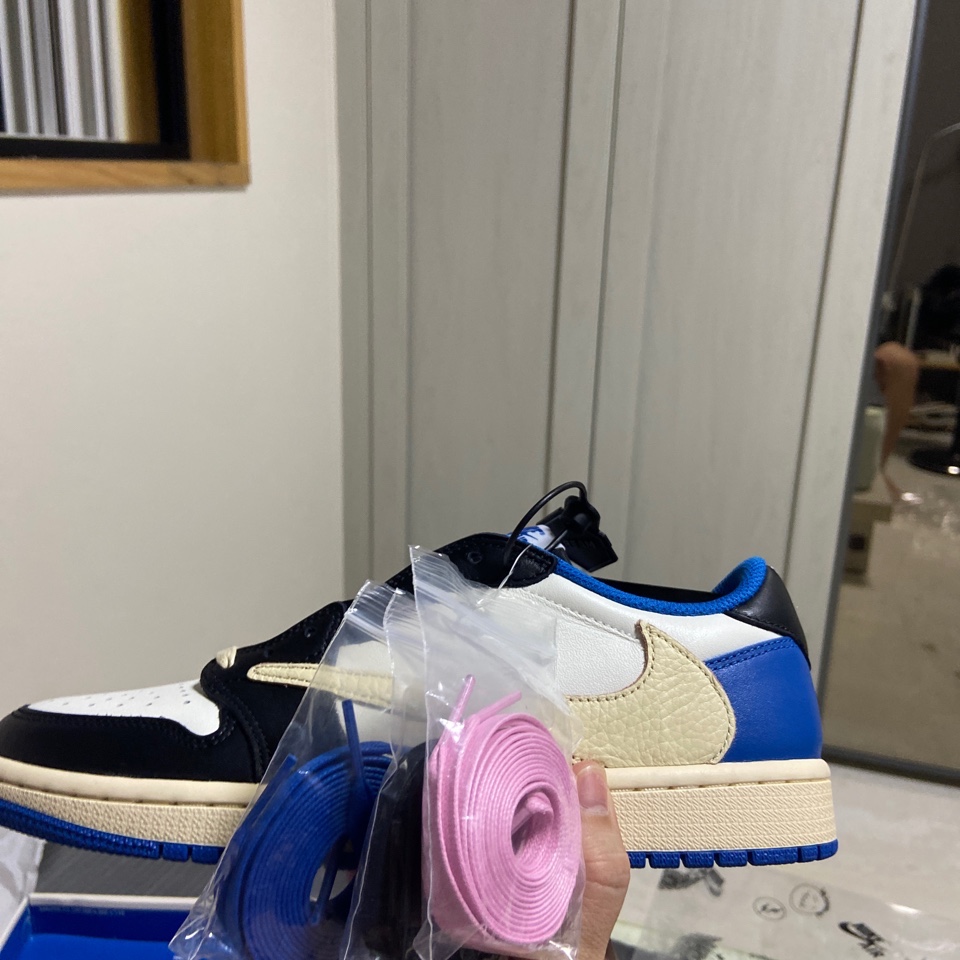 Jordan 1 x Travis Scott x Fragment Retro Low OG SP Military Blue, Nike x Sacai x Fragment LDWaffle Light Smoke Grey 착용 스타일 - 2