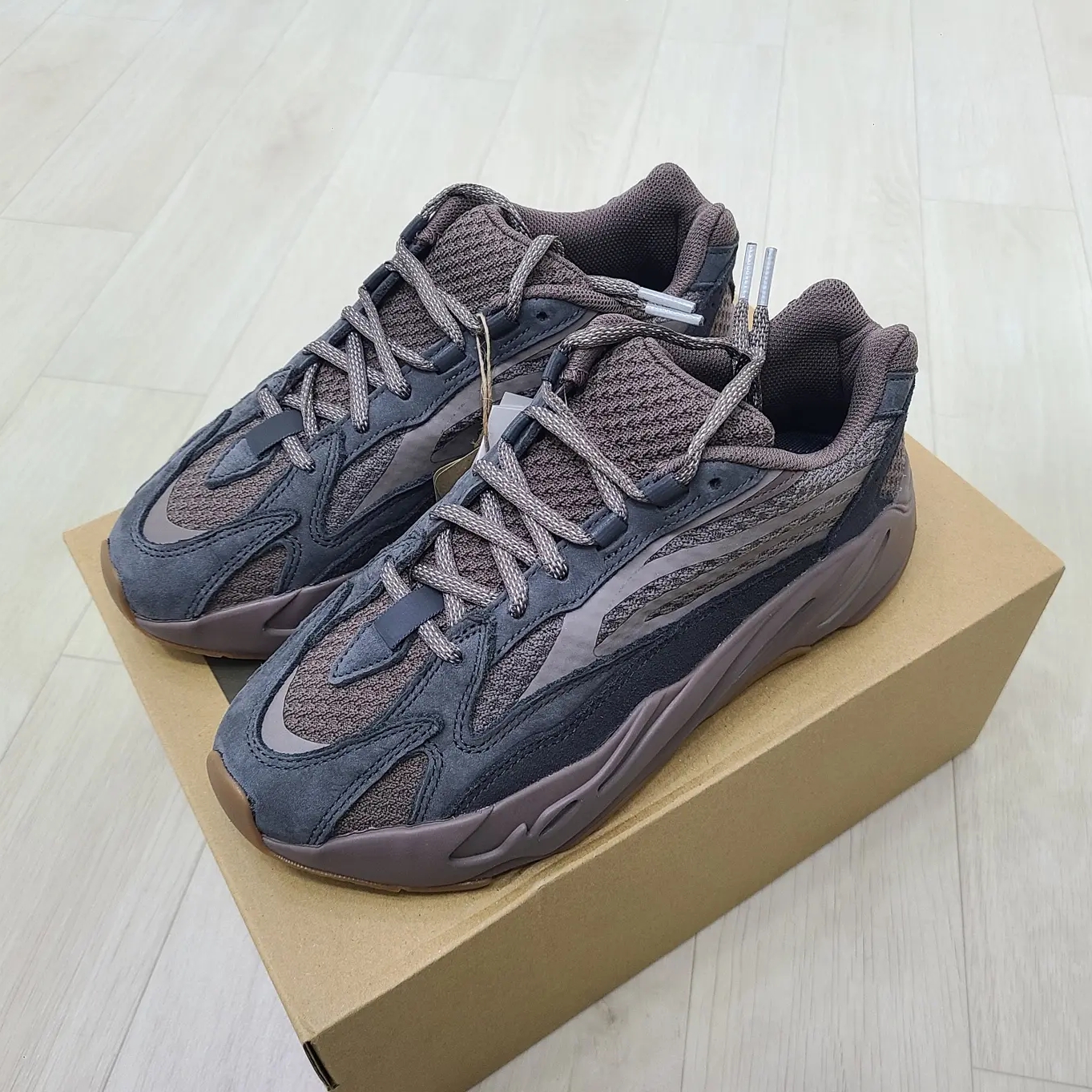 Adidas Yeezy Boost 700 V2 Mauve 착용 스타일 - 3