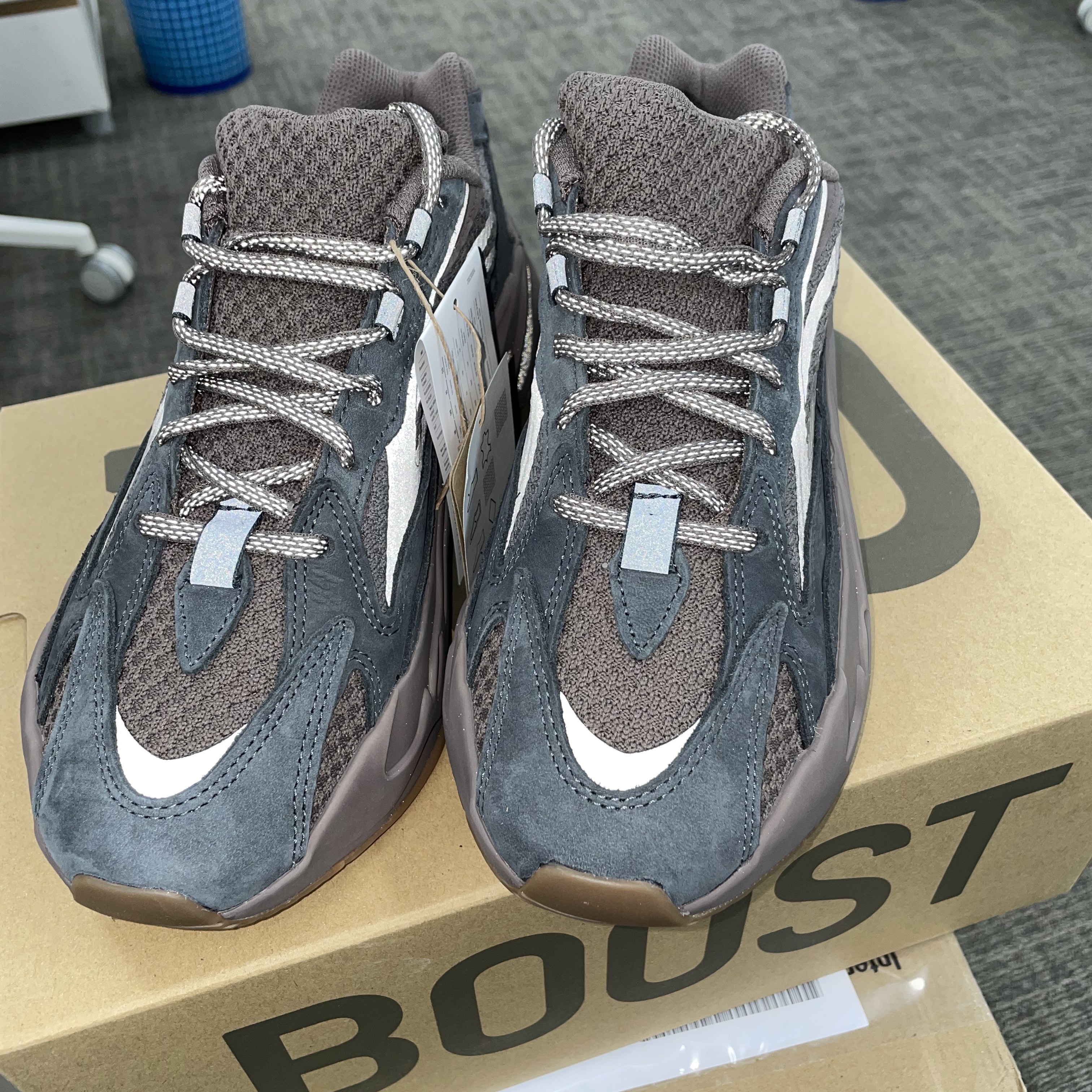 Adidas Yeezy Boost 700 V2 Mauve 착용 스타일 - 4