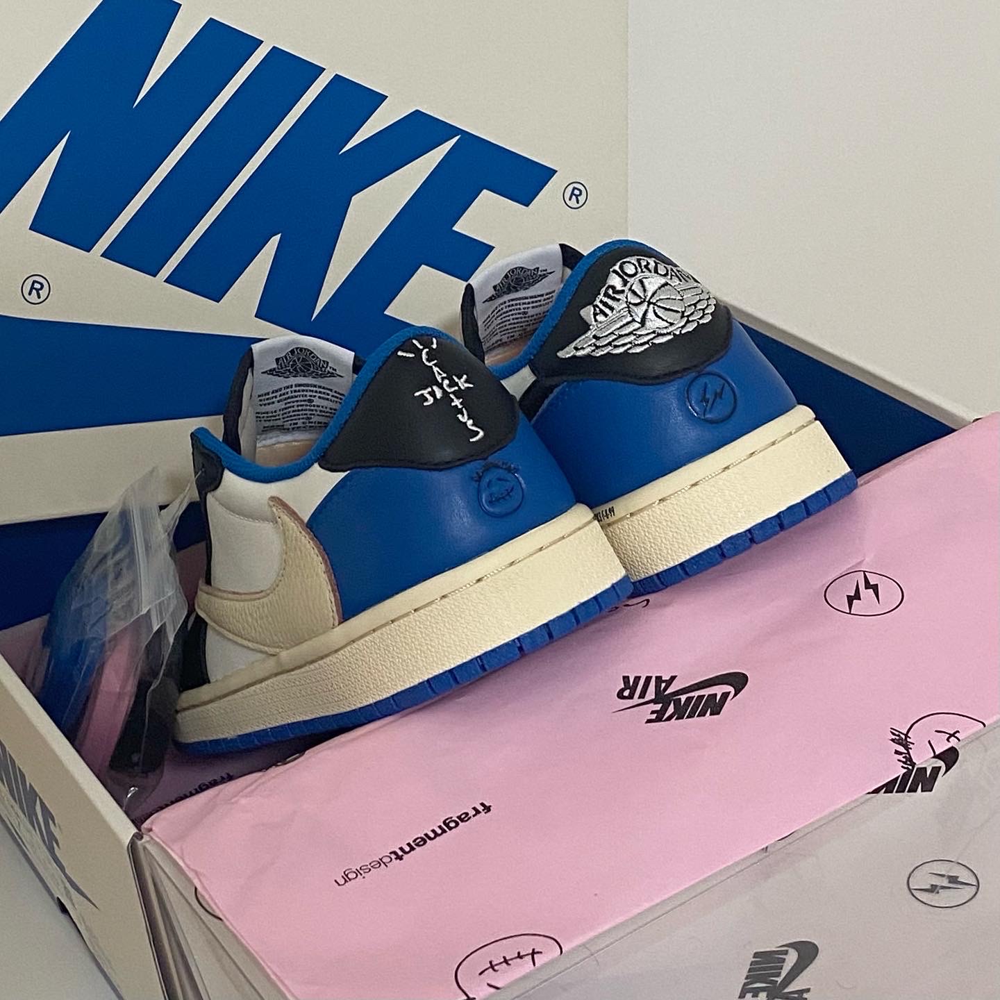 Jordan 1 x Travis Scott x Fragment Retro Low OG SP Military Blue 착용 스타일