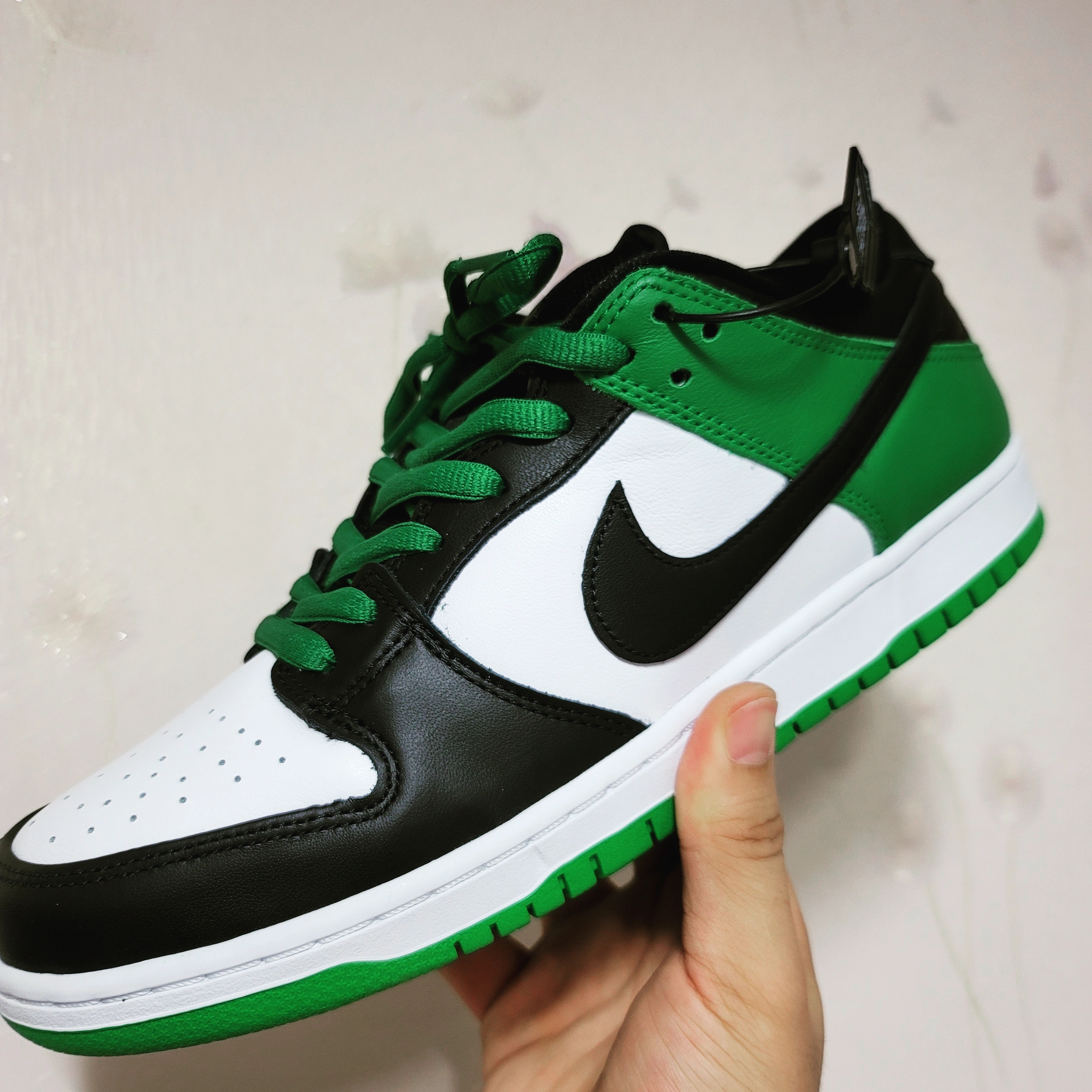 Nike SB Dunk Low Pro Black and Classic Green 착용 스타일