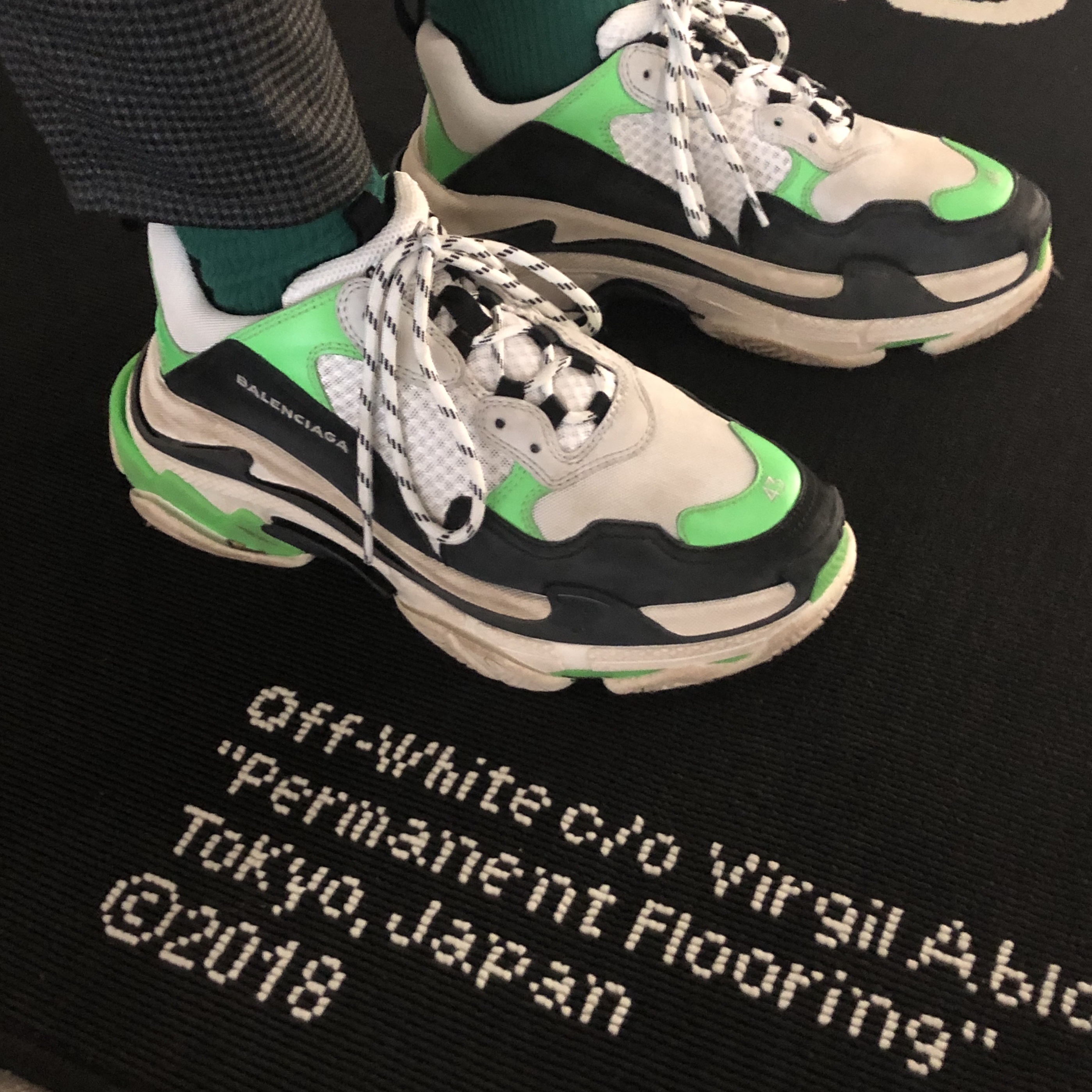 Balenciaga Triple S Yellow Green, Gucci Rhyton Leather Sneakers Logo 착용 스타일 - 4
