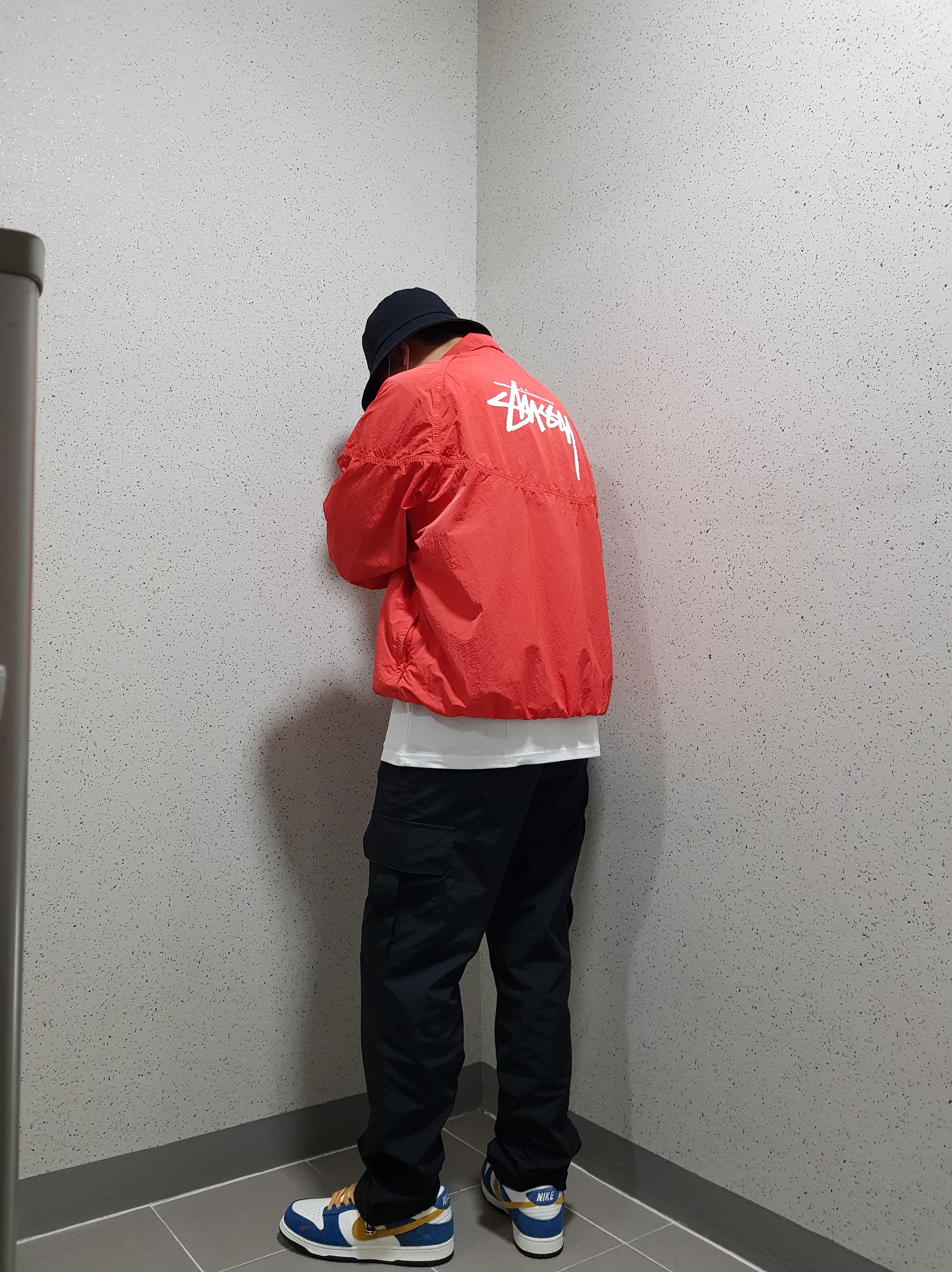 Nike x Kasina Dunk Low 80's Bus, Nike x Stussy Windrunner Jacket Habanero Red 착용 스타일