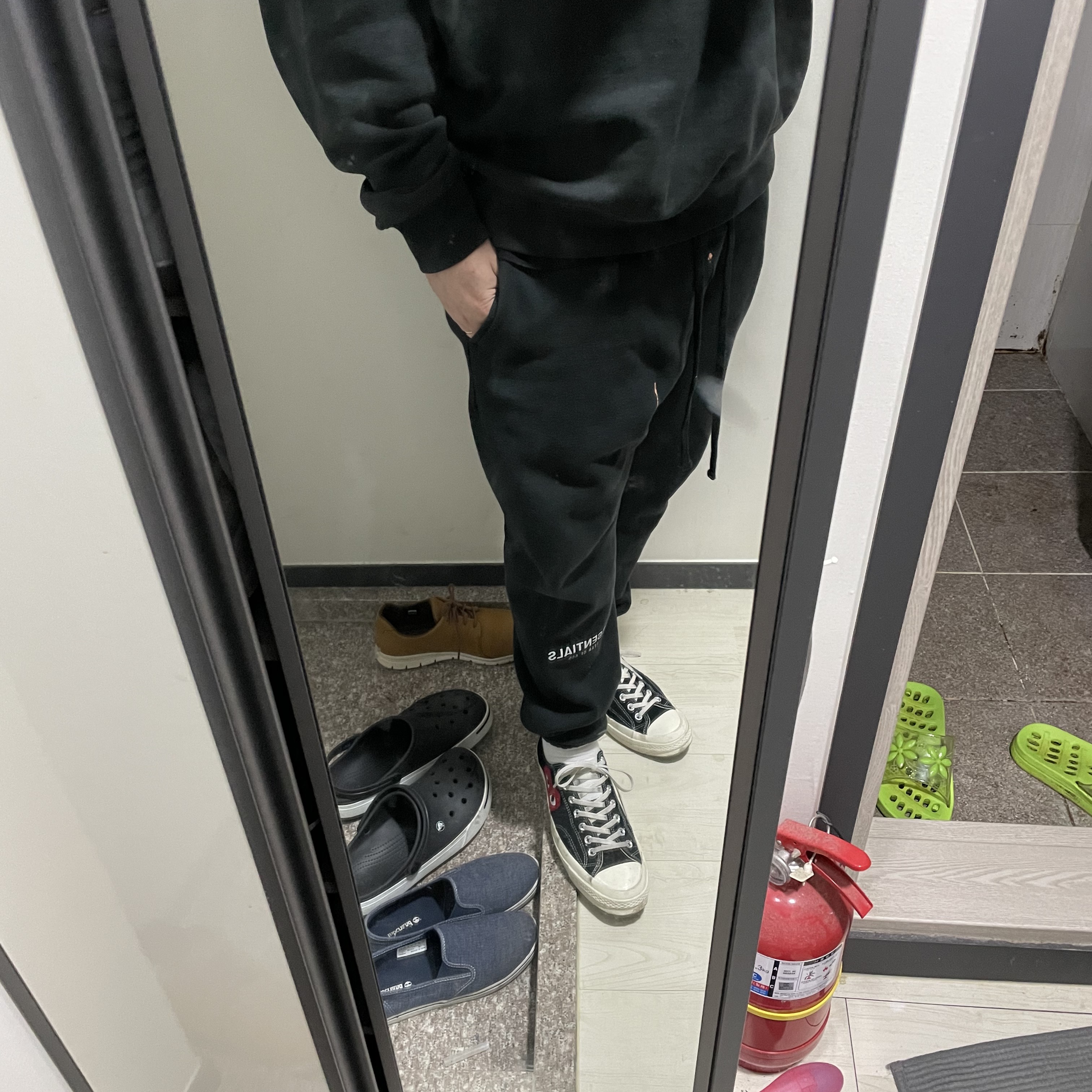 Essentials Sweatpants Dark Slate/Black 2020, Converse x Play Comme des Garcons Chuck 70 Ox Black 착용 스타일