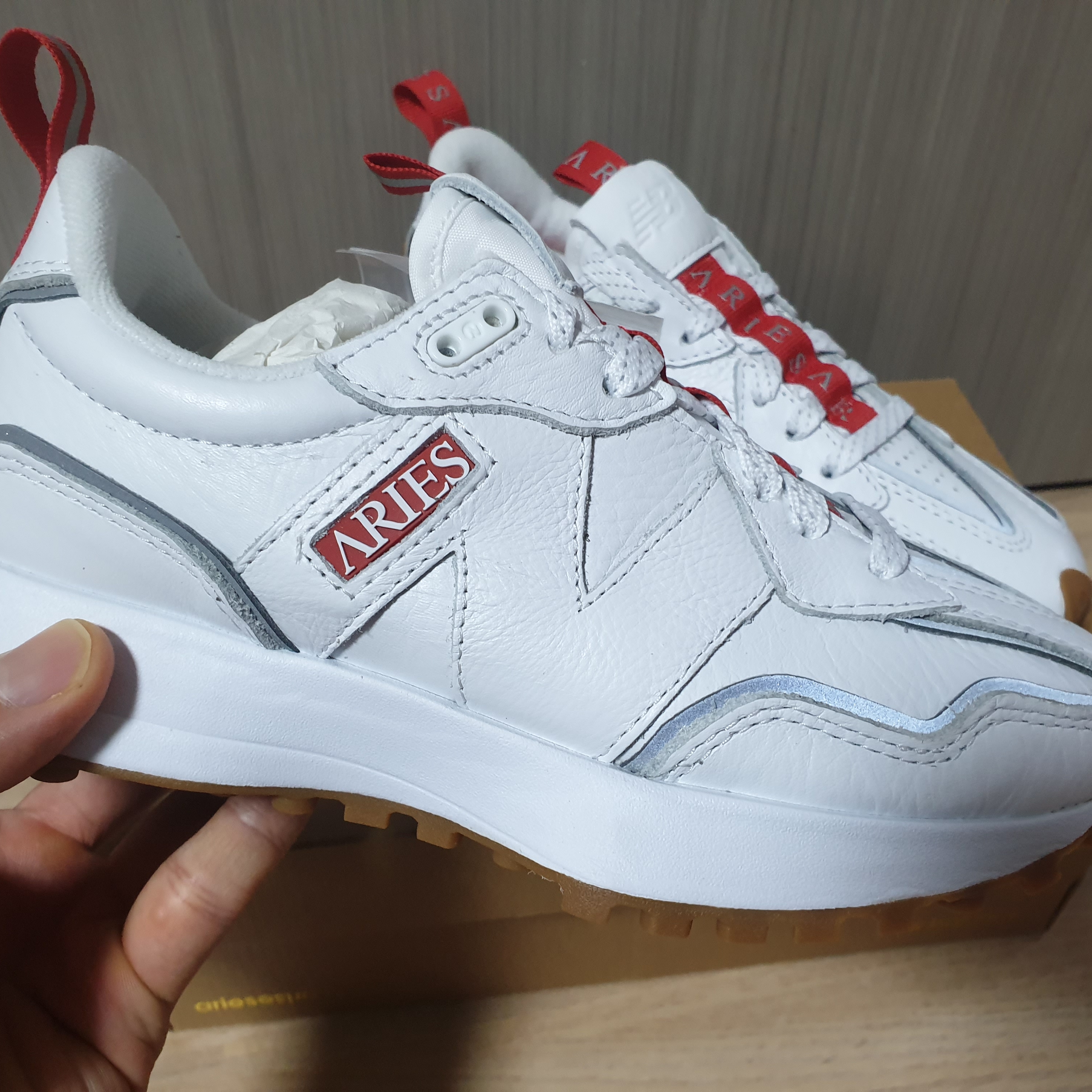New Balance x Aries 327 White 착용 스타일 - 3