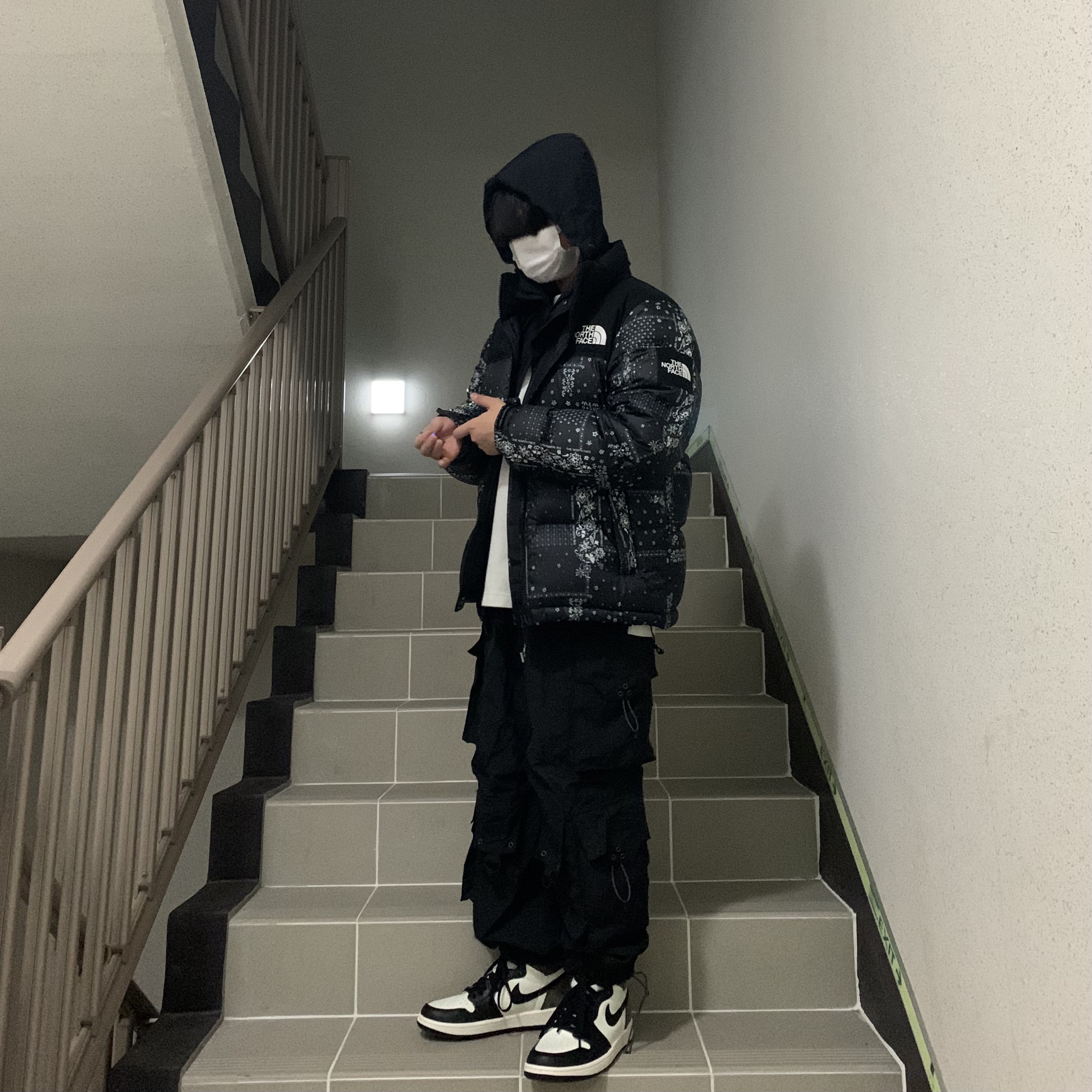 Jordan 1 Retro High OG Black Mocha, The North Face White Label Bandana Nuptse Black 착용 스타일