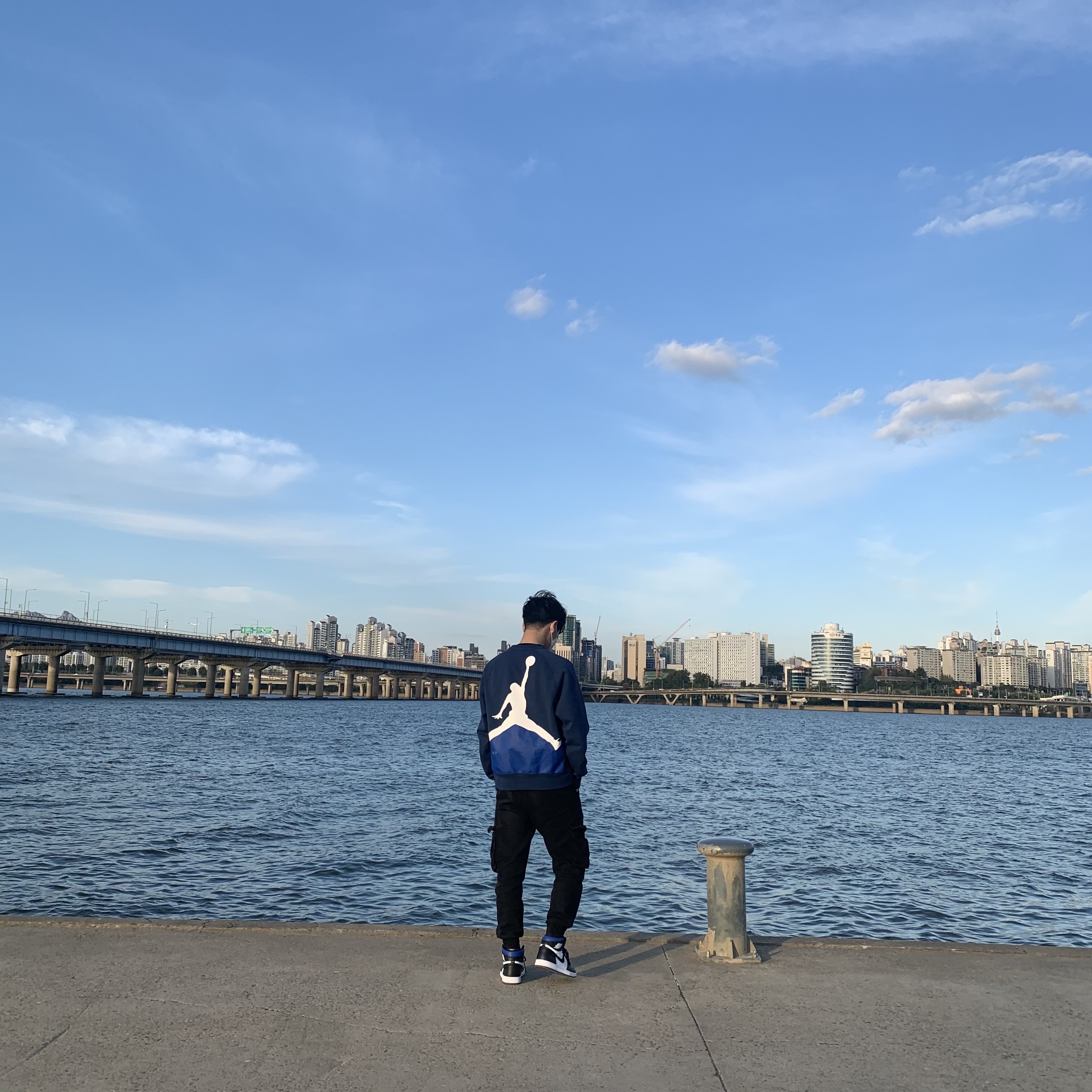 Jordan 1 Retro High OG Royal Toe, Jordan x Fragment Crewneck Sweatshirt Navy - US/EU 착용 스타일
