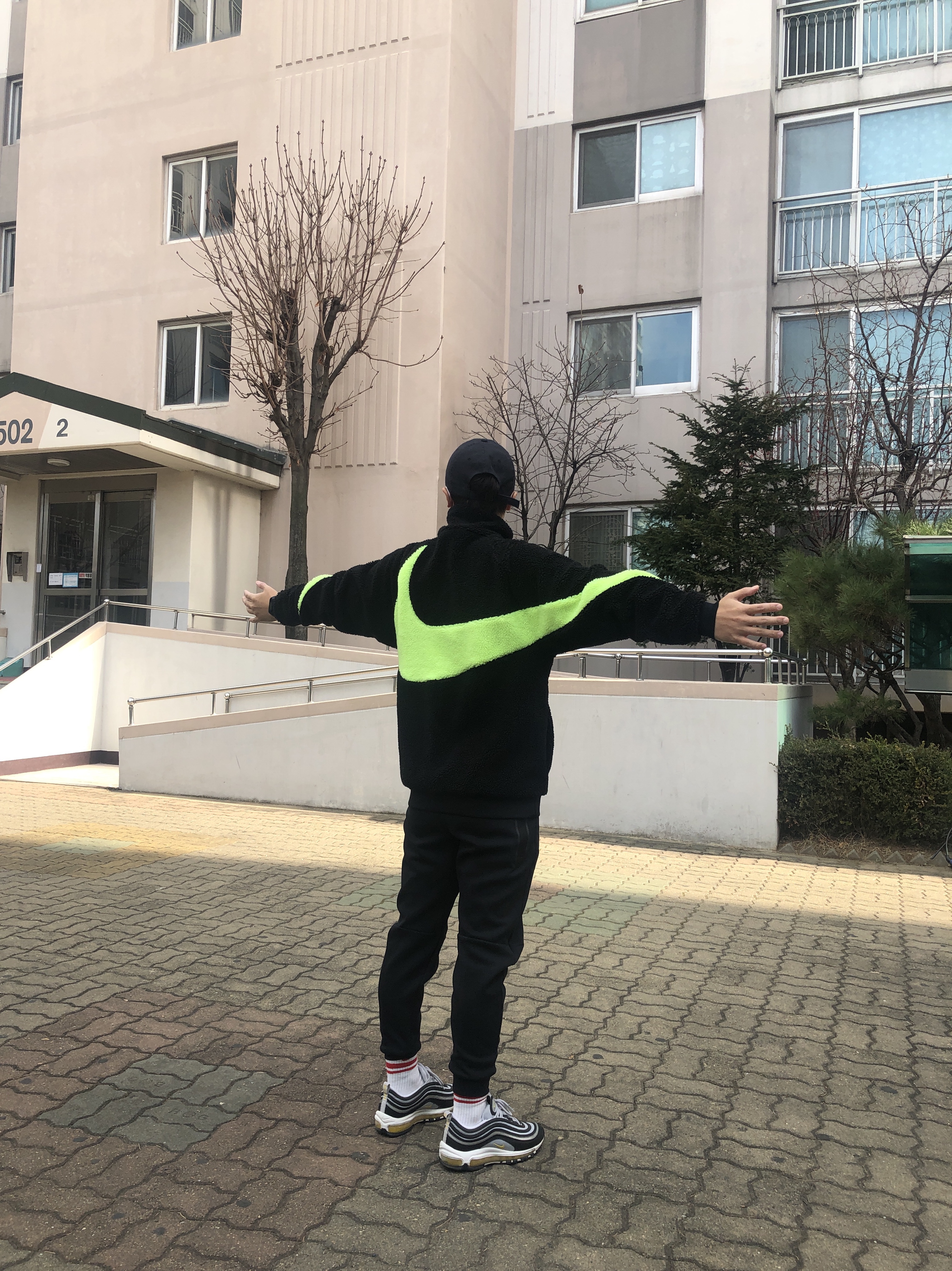 Nike Big Swoosh Full Zip Jacket Black Volt 착용 스타일