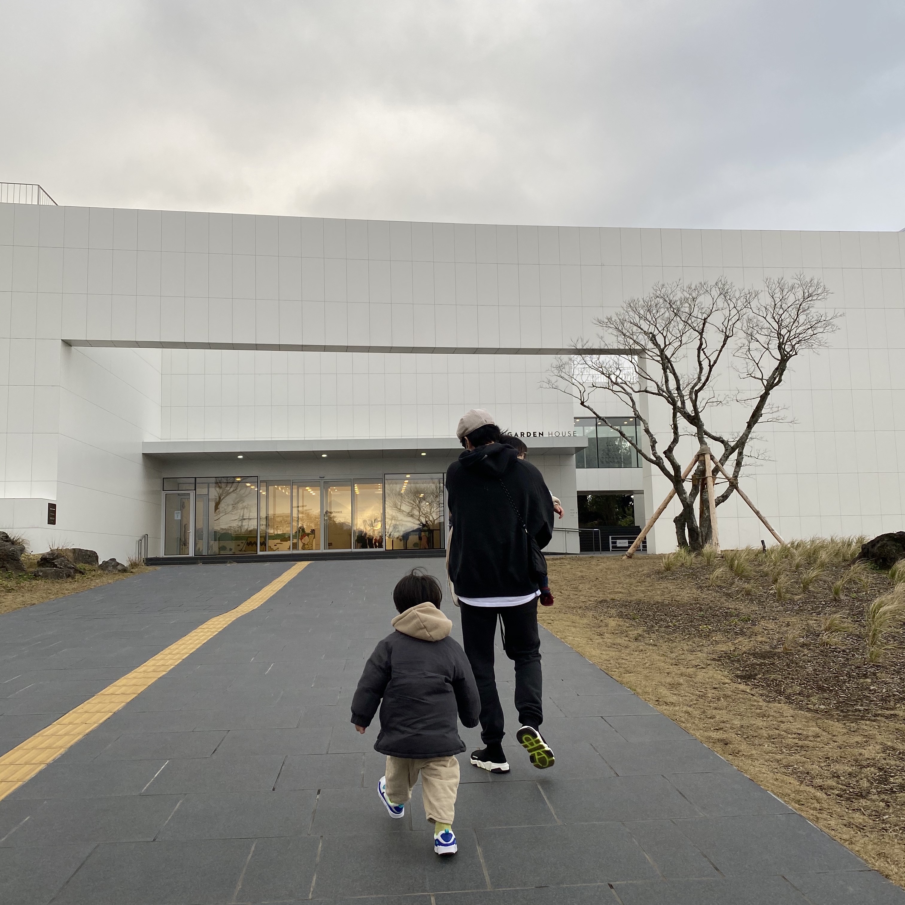 (W) Balenciaga Speed Trainer Black White Neon 2019, Essentials Sweatpants Dark Slate/Black 2020 착용 스타일