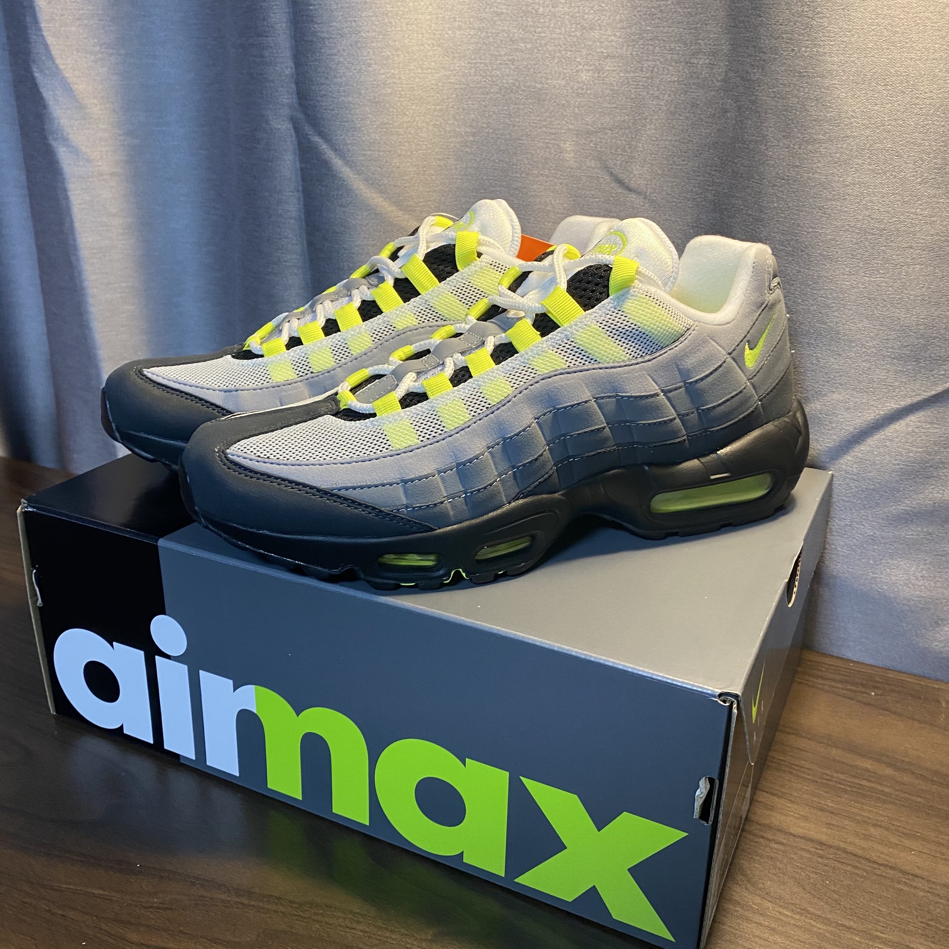 Nike Air Max 95 OG Neon Yellow 2020 착용 스타일 - 2