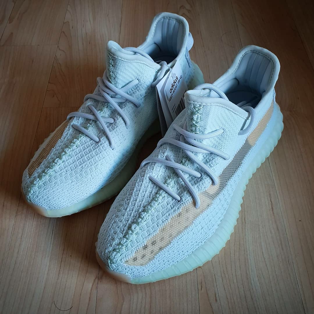 Adidas Yeezy Boost 350 V2 Hyperspace 착용 스타일 - 1