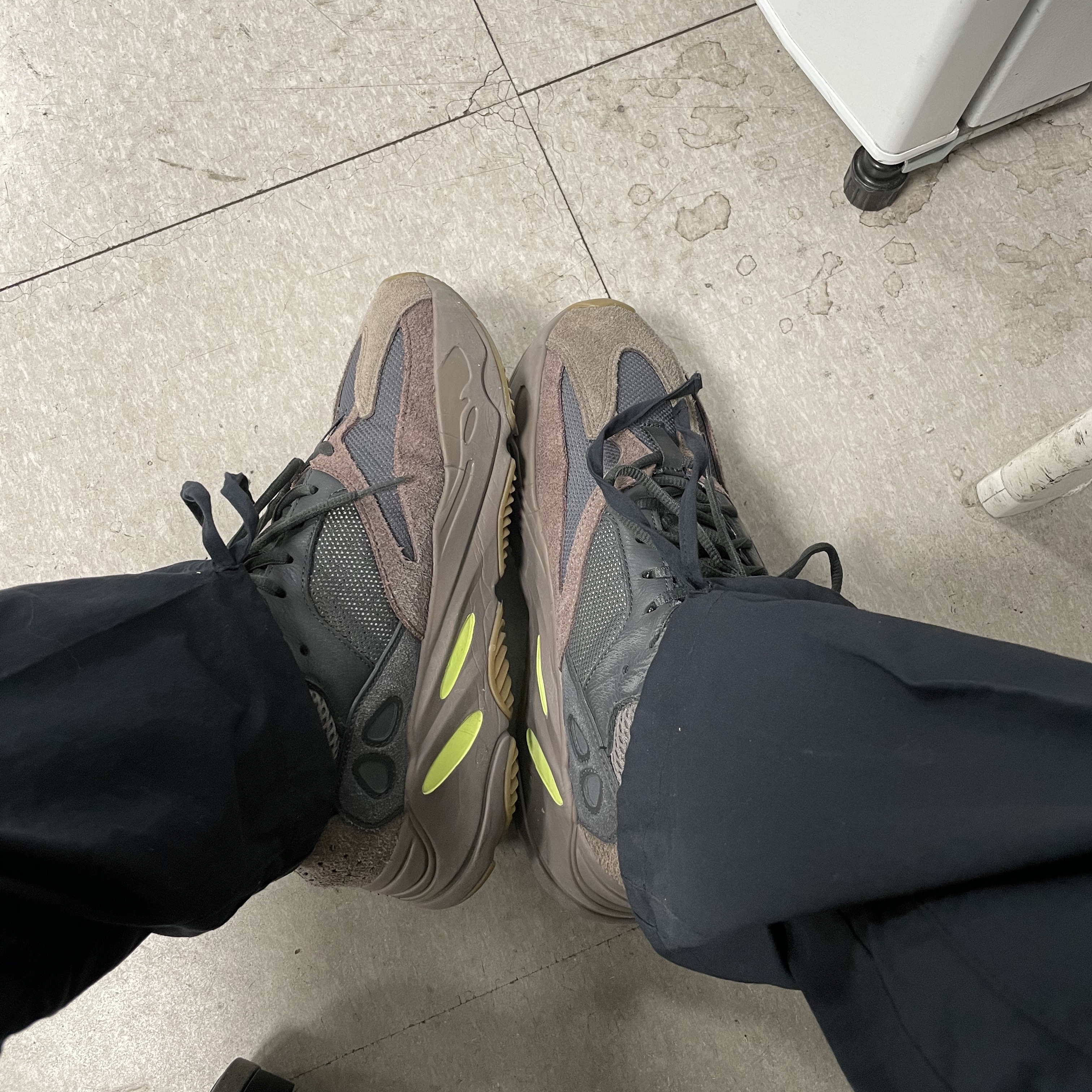 Adidas Yeezy Boost 700 Mauve 착용 스타일