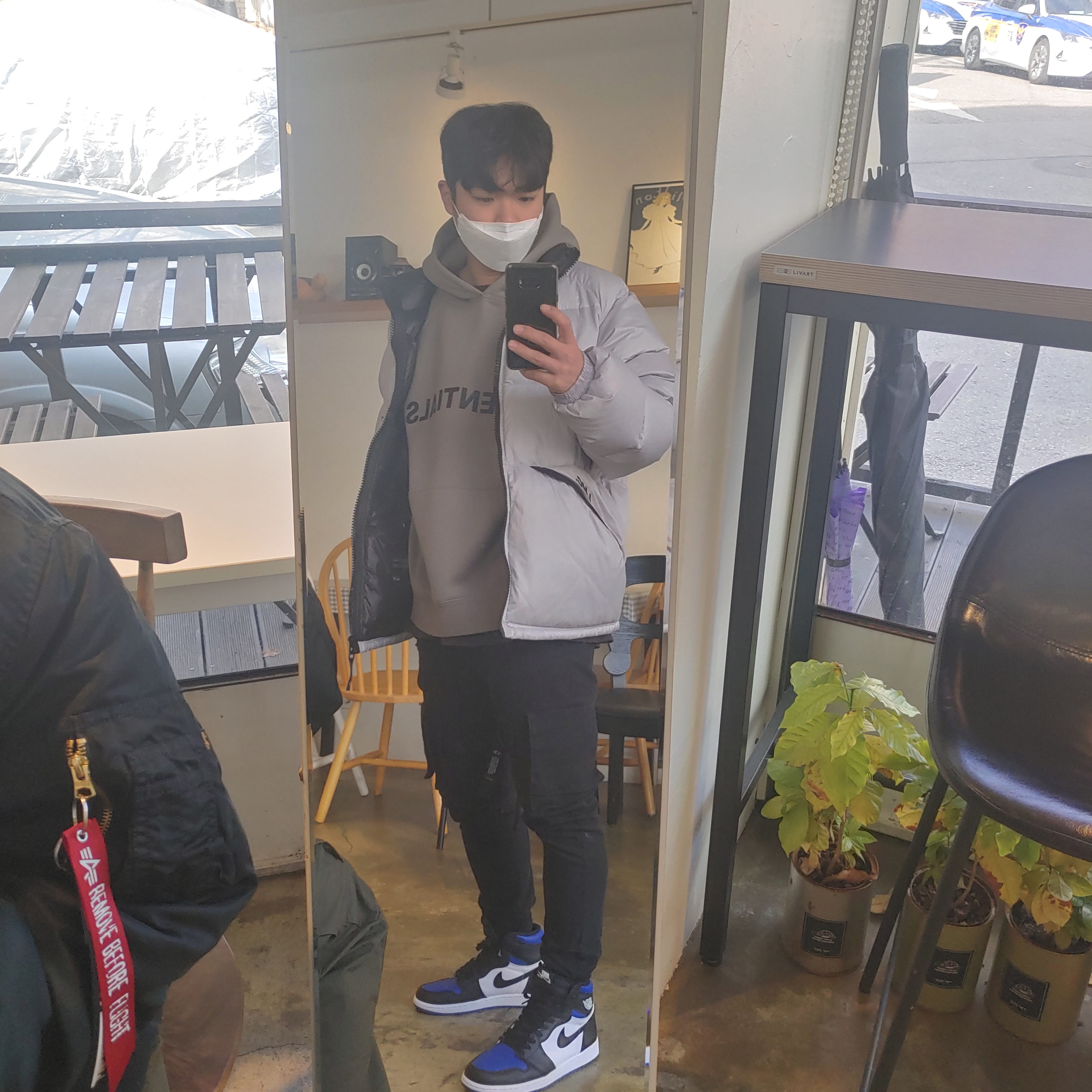 Jordan 1 Retro High OG Royal Toe, Essentials 3D Silicon Applique Pullover Hoodie Gray Flannel/Charcoal - 20SS 착용 스타일