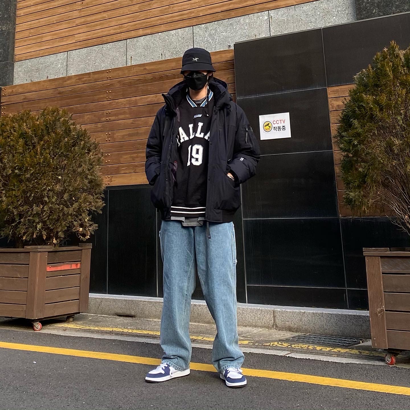 Jordan 1 Retro High OG CO.JP Midnight Navy, Palace x Arc'teryx Sinsolo Hat Black - 20FW 착용 스타일 - 1