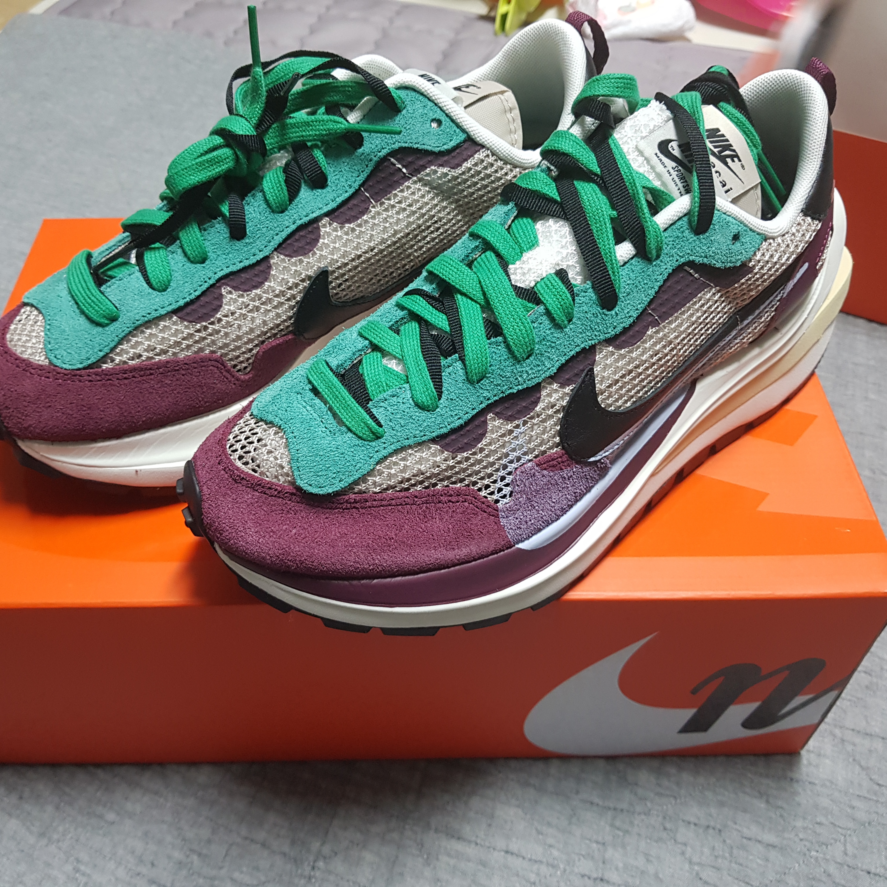 Nike x Sacai VaporWaffle String & Black Villain Red 착용 스타일 - 4
