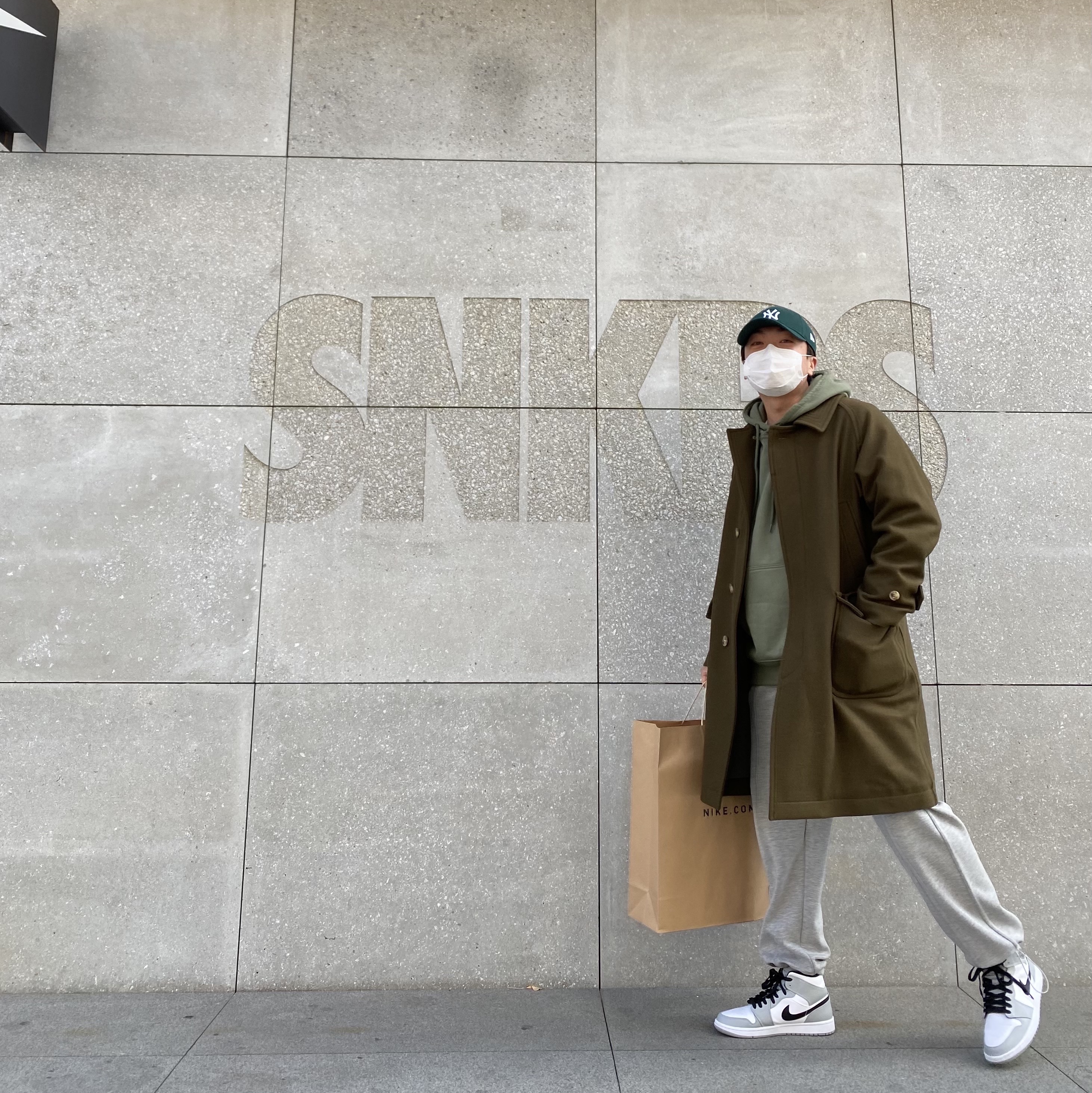 Jordan 1 Mid Light Smoke Grey, Palace Tri-Ripper Hood Olive - 20FW 착용 스타일 - 1