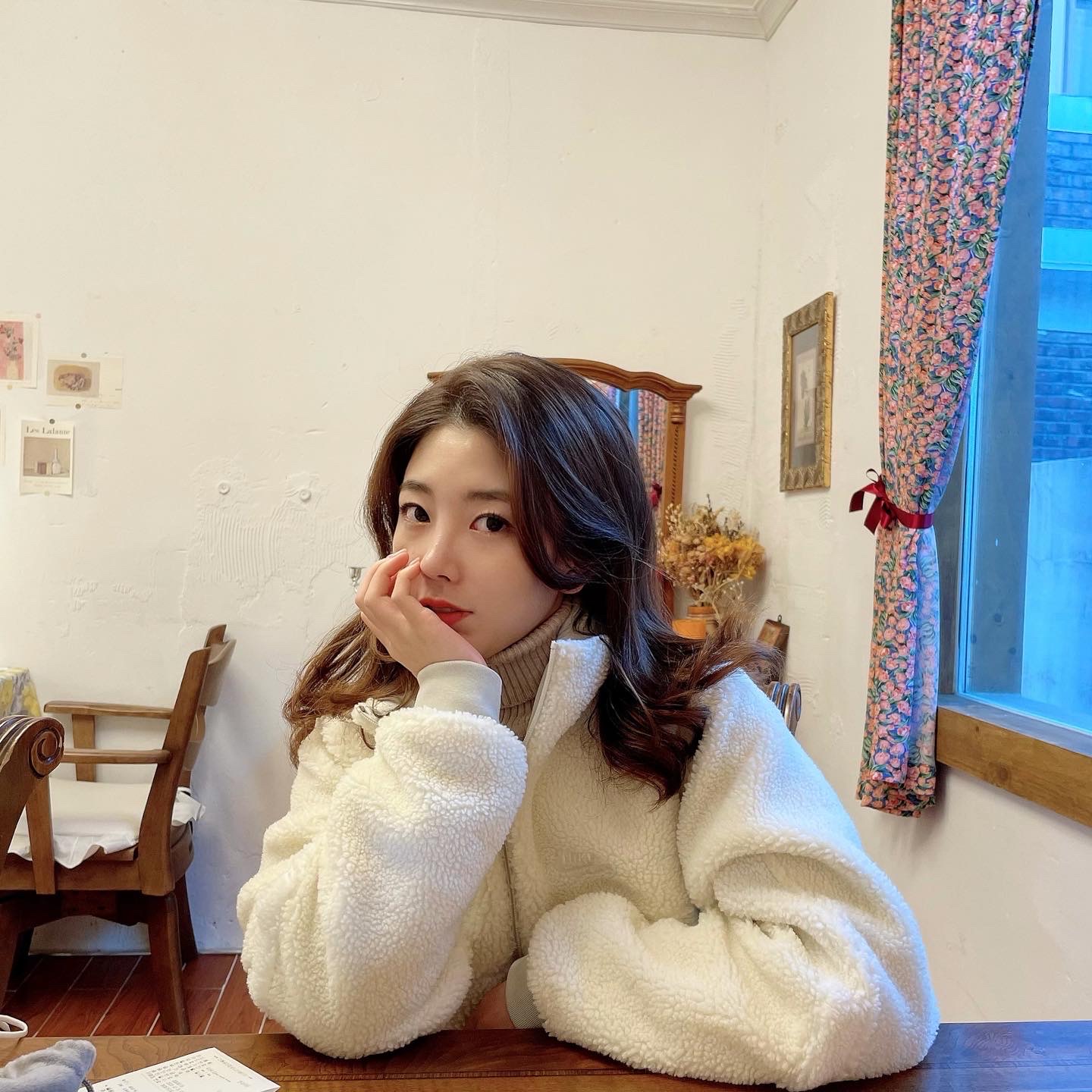 Nike Big Swoosh Full Zip Jacket Light Bone Sail 착용 스타일