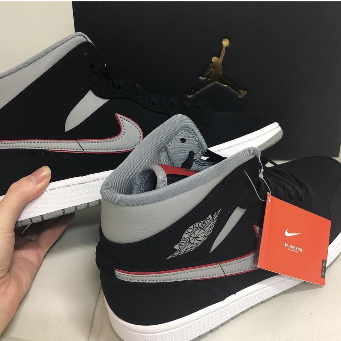 Jordan 1 Mid Black Particle Grey Gym Red 착용 스타일