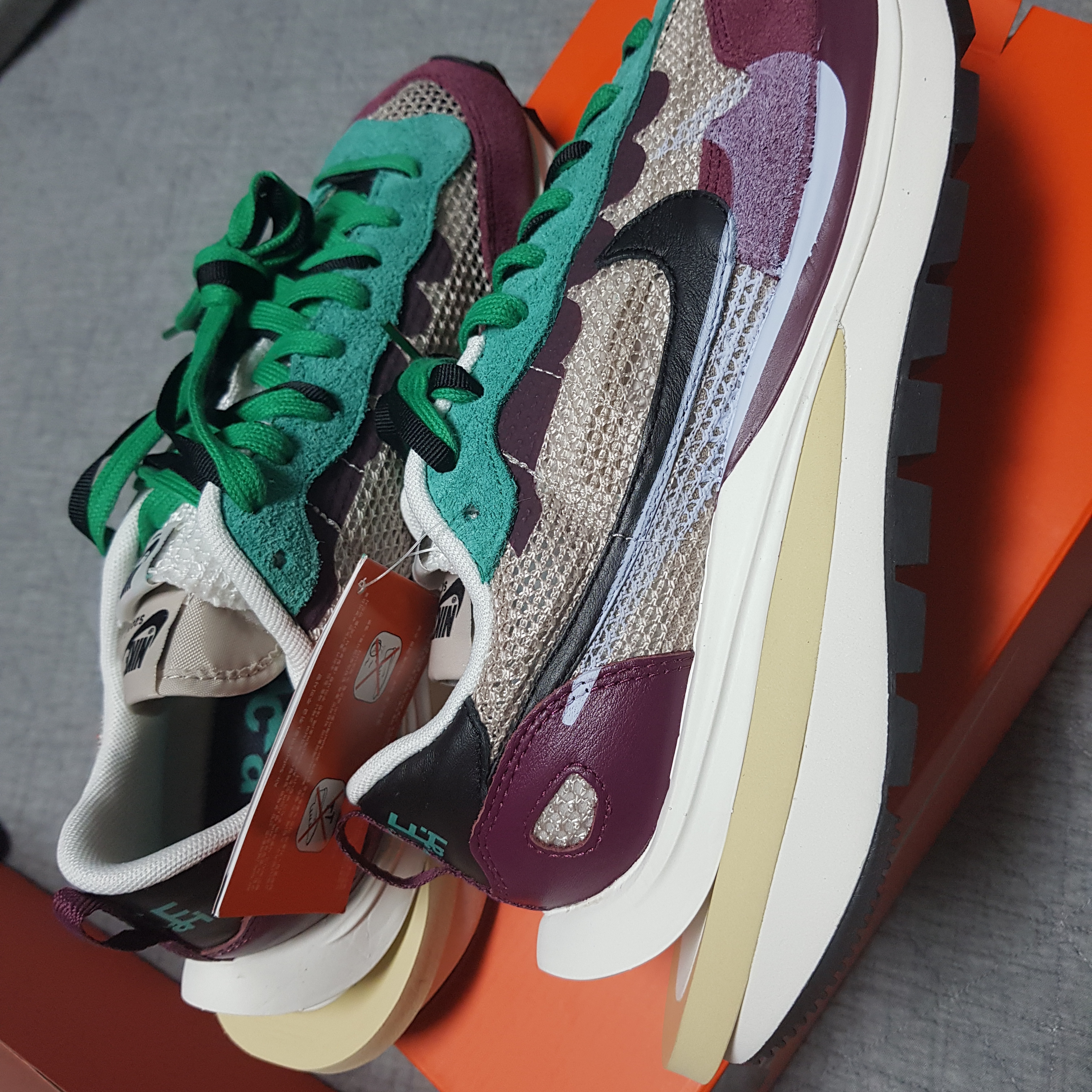 Nike x Sacai VaporWaffle String & Black Villain Red 착용 스타일 - 1