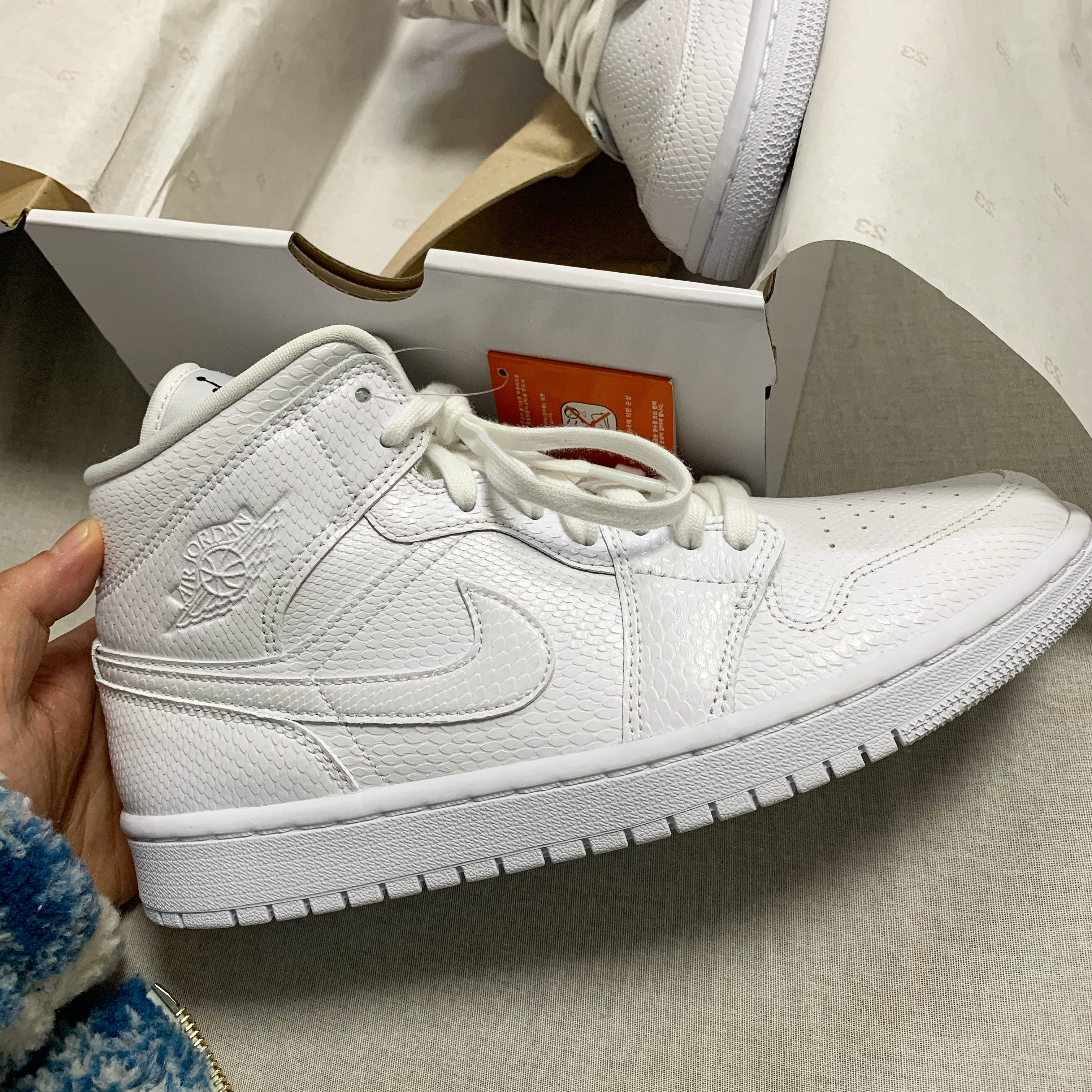 (W) Jordan 1 Mid White Snakeskin 착용 스타일