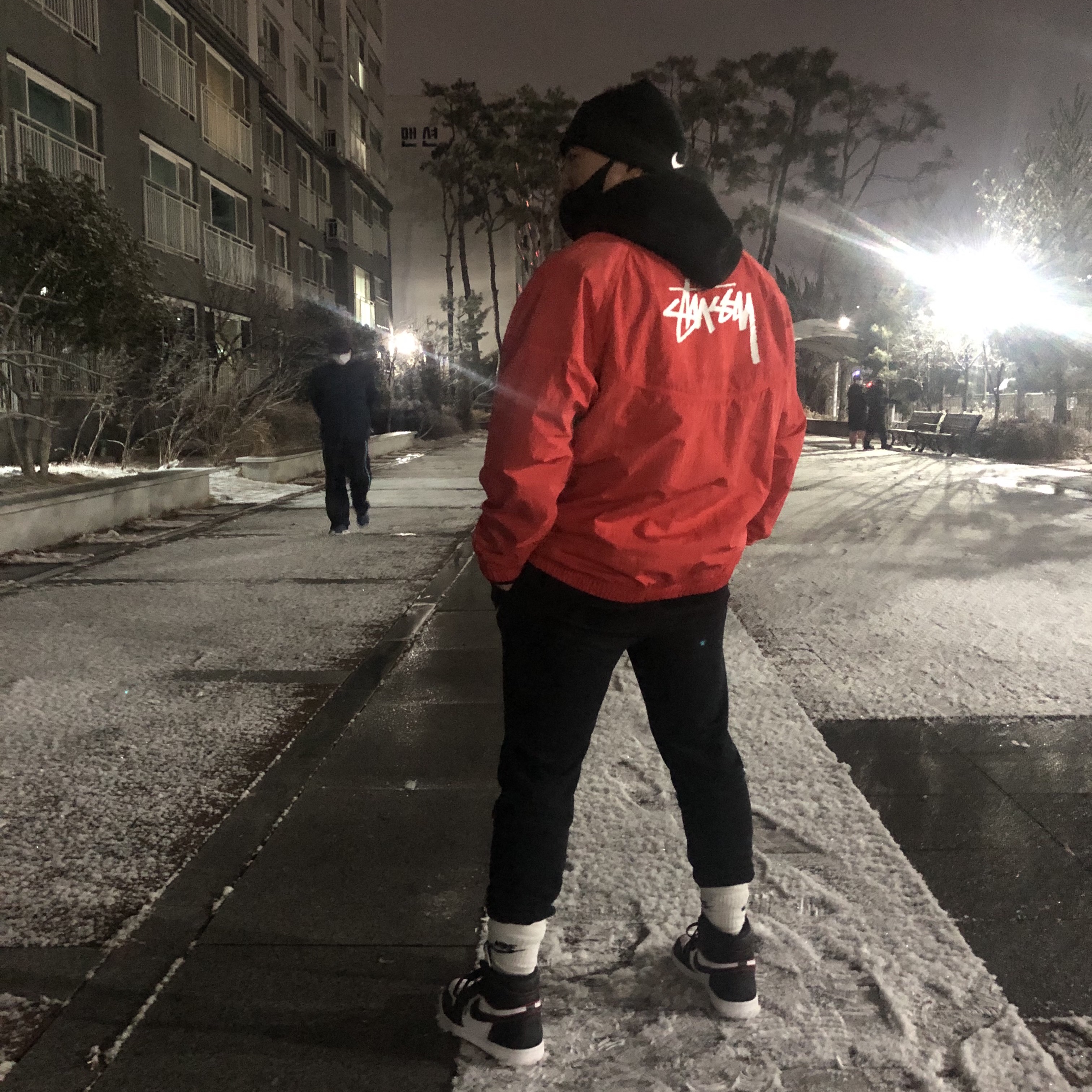 Nike x Stussy Cuff Beanie Black, Nike x Stussy Windrunner Jacket Habanero Red 착용 스타일 - 1