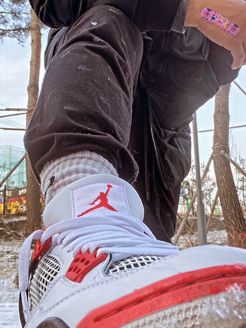 Jordan 4 Retro OG Fire Red 2020 착용 스타일 - 1
