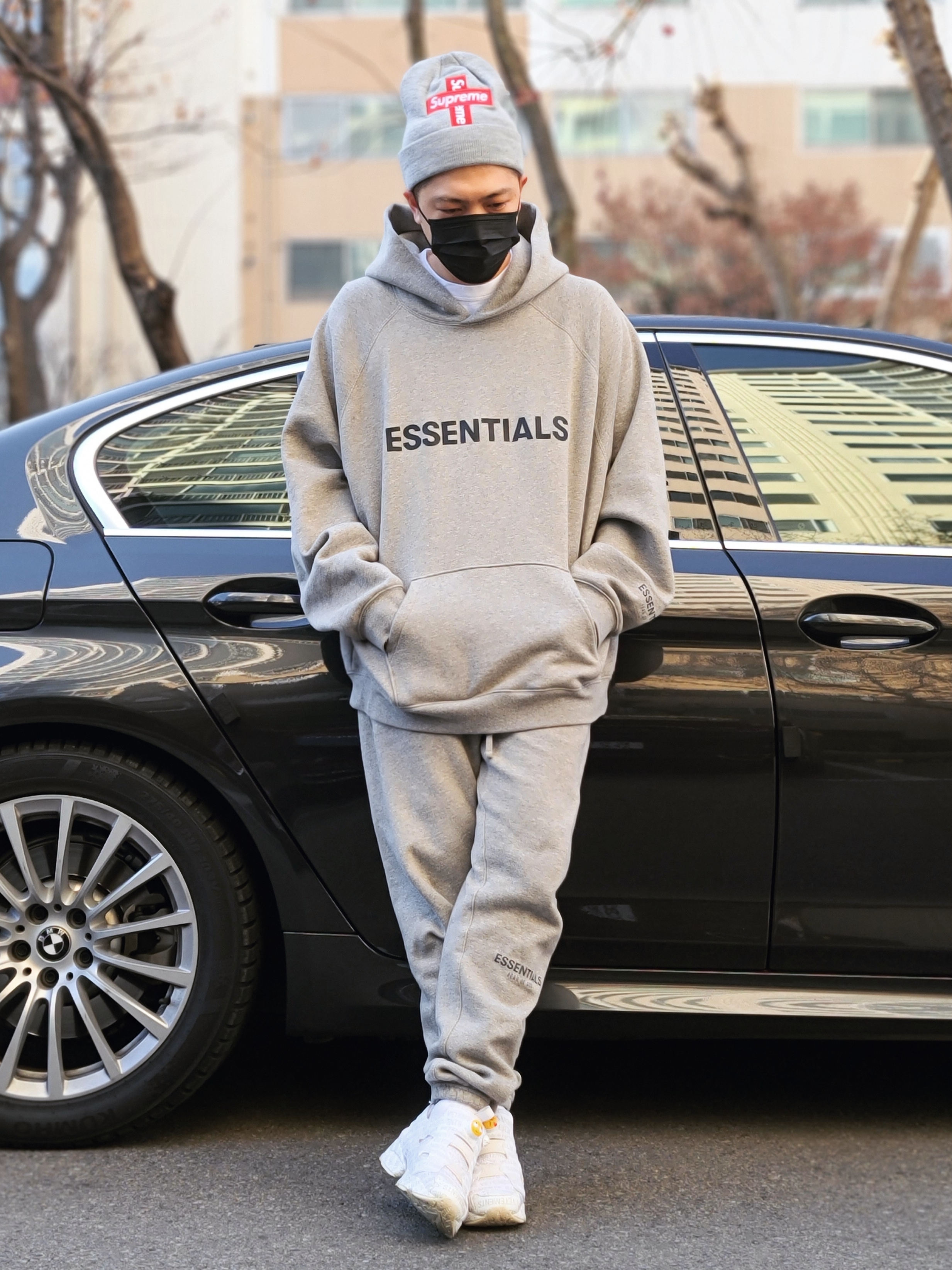 Supreme New Era Cross Box Logo Beanie Heather Grey - 20FW, Essentials Sweatpants Heather Oatmeal - 20FW 착용 스타일