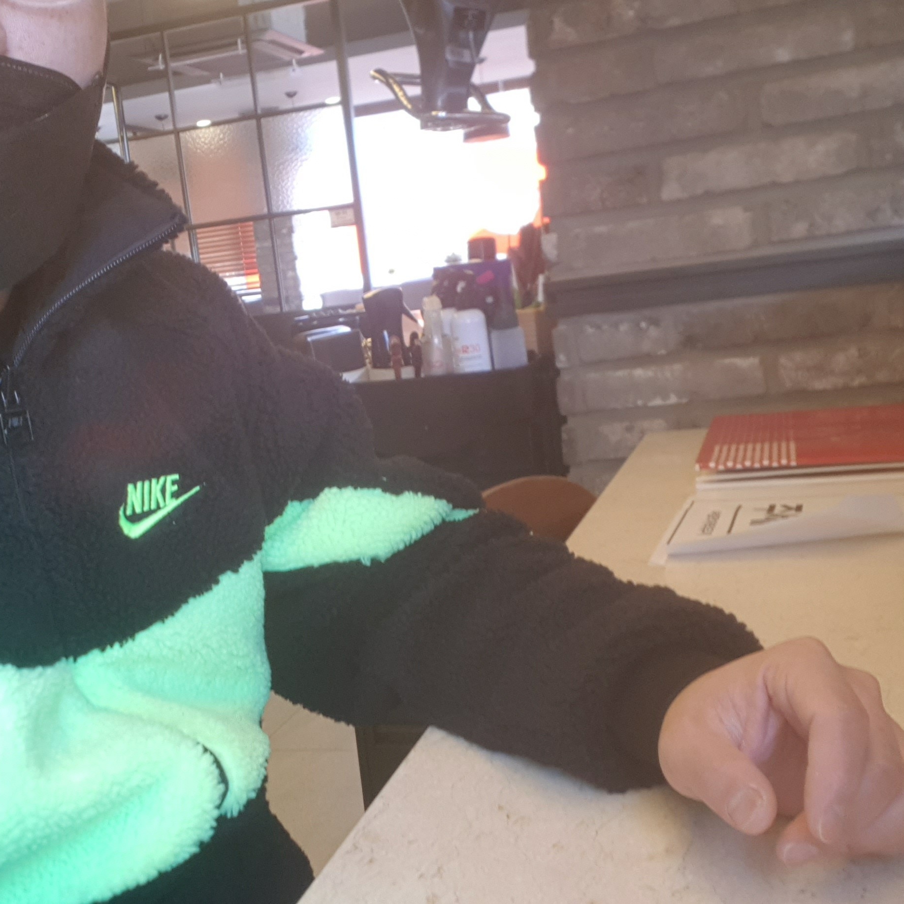Nike Big Swoosh Full Zip Jacket Black Volt 착용 스타일