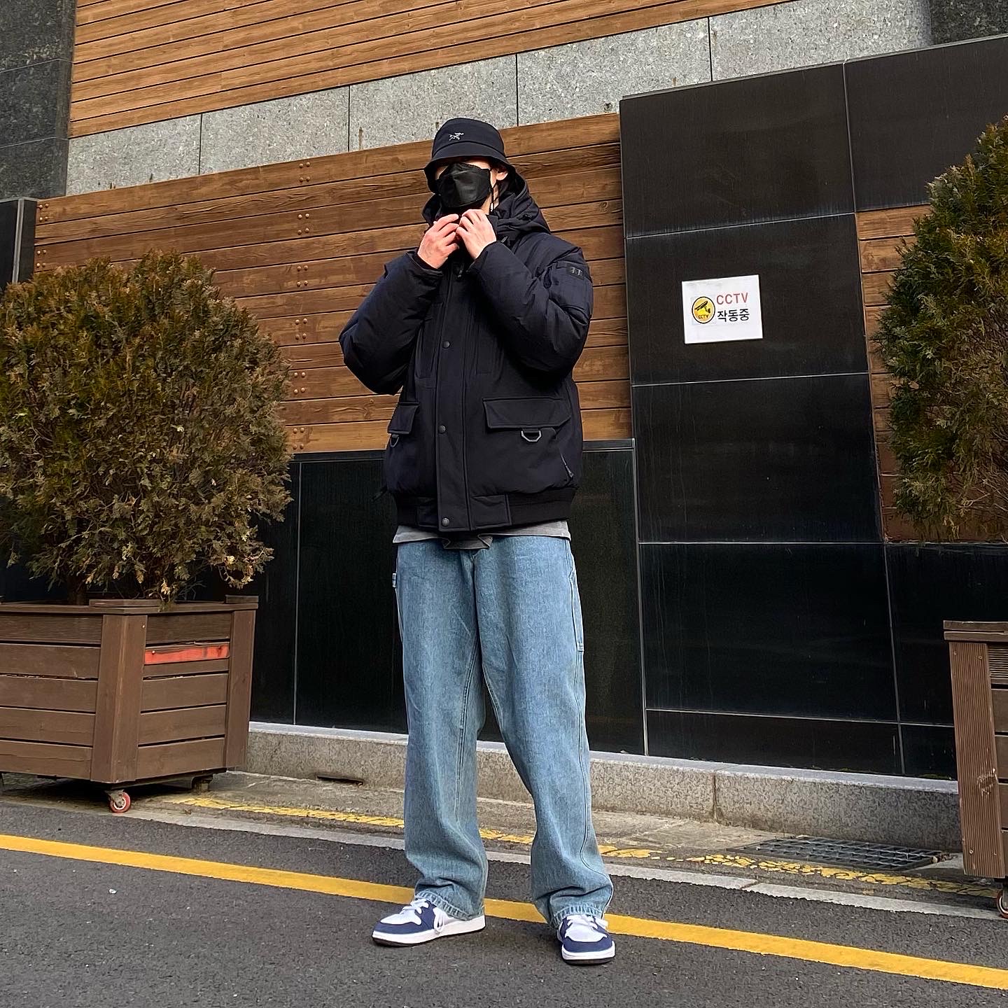 Jordan 1 Retro High OG CO.JP Midnight Navy, Palace x Arc'teryx Sinsolo Hat Black - 20FW 착용 스타일 - 3