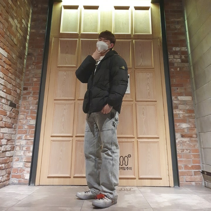 Converse x Off-White Chuck 70 High The Ten, Stussy x Marc Jacobs 40 WT T-Shirt 착용 스타일
