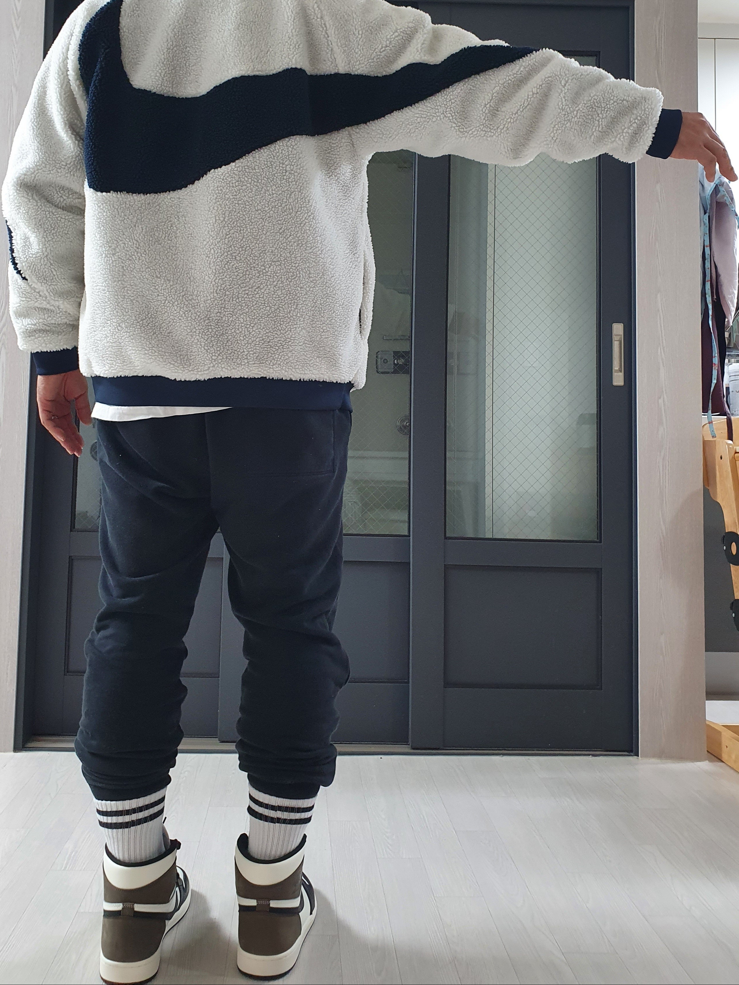 Jordan 1 Retro High OG Black Mocha, Nike Big Swoosh Full Zip Jacket White Navy 착용 스타일