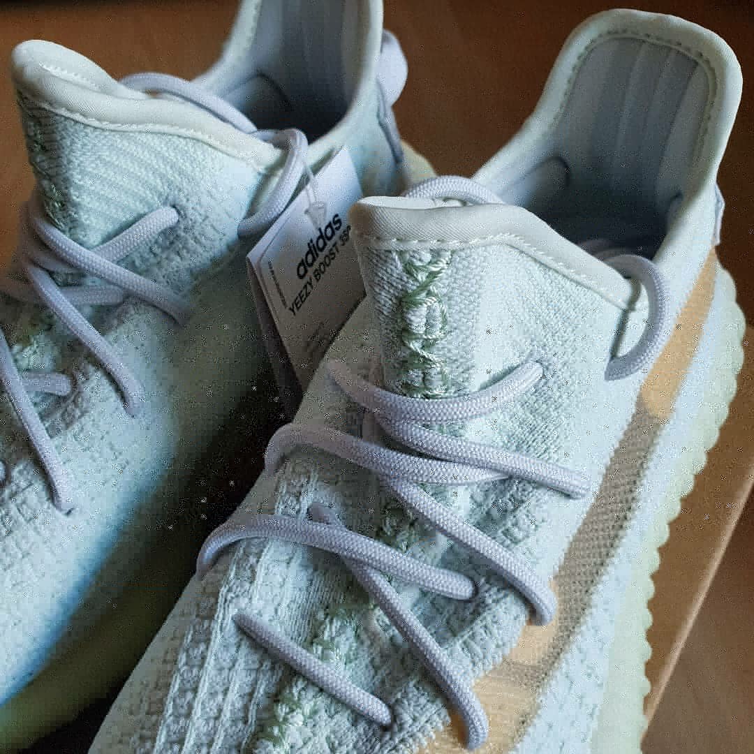 Adidas Yeezy Boost 350 V2 Hyperspace 착용 스타일 - 3