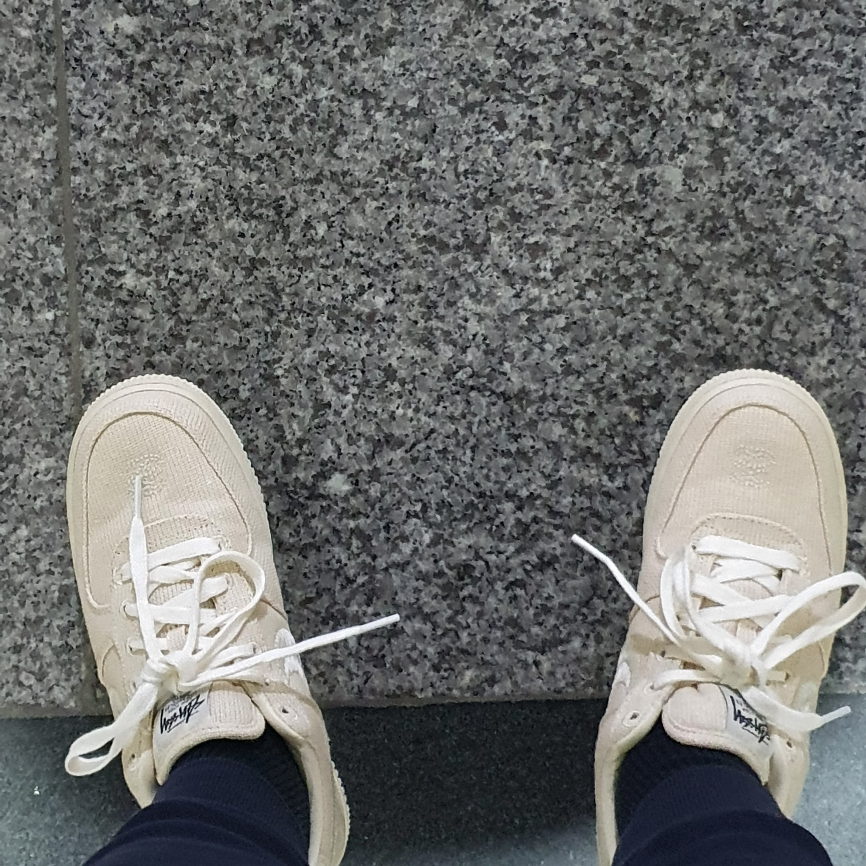 Nike x Stussy Air Force 1 Low Fossil 착용 스타일