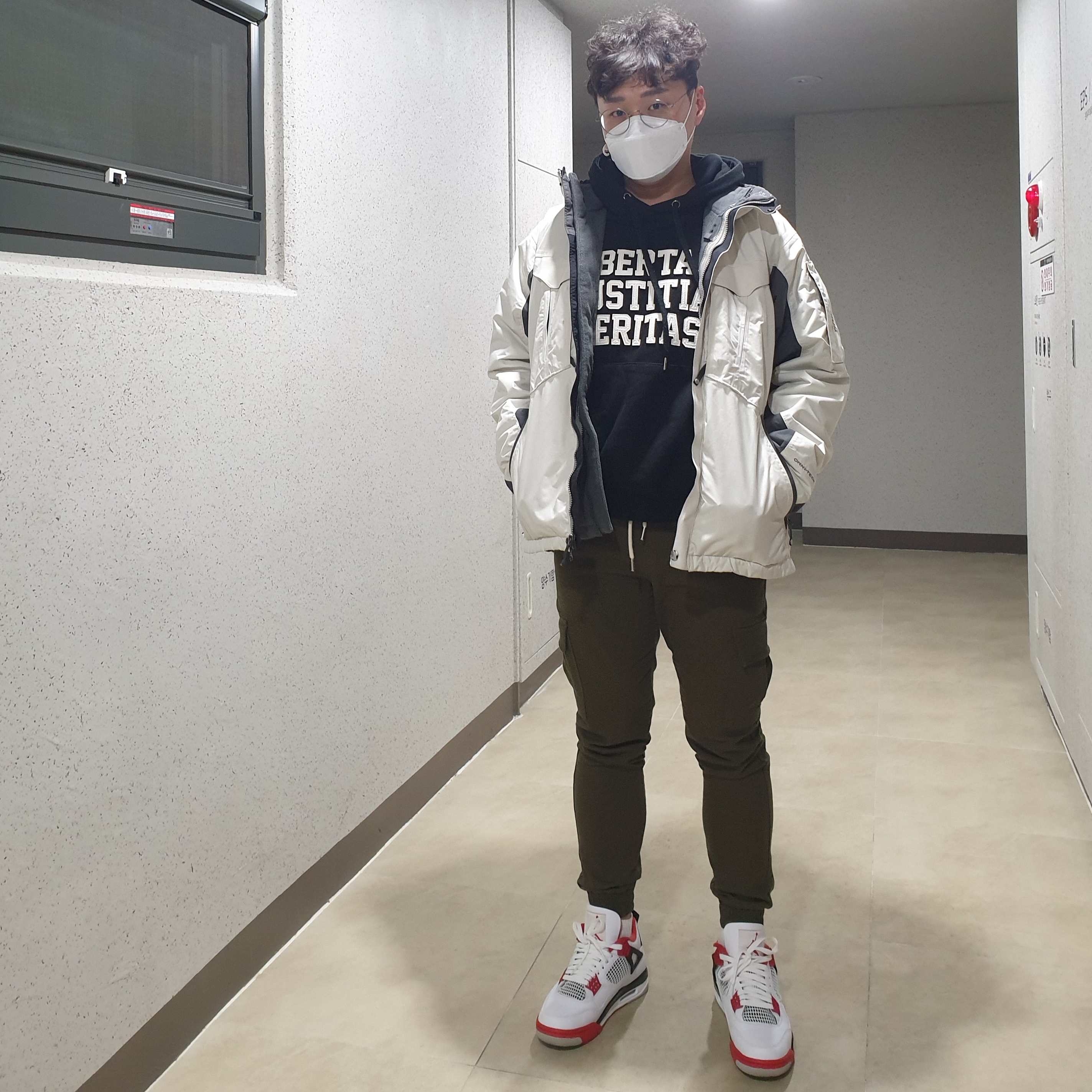 Jordan 4 Retro OG Fire Red 2020 착용 스타일 - 1