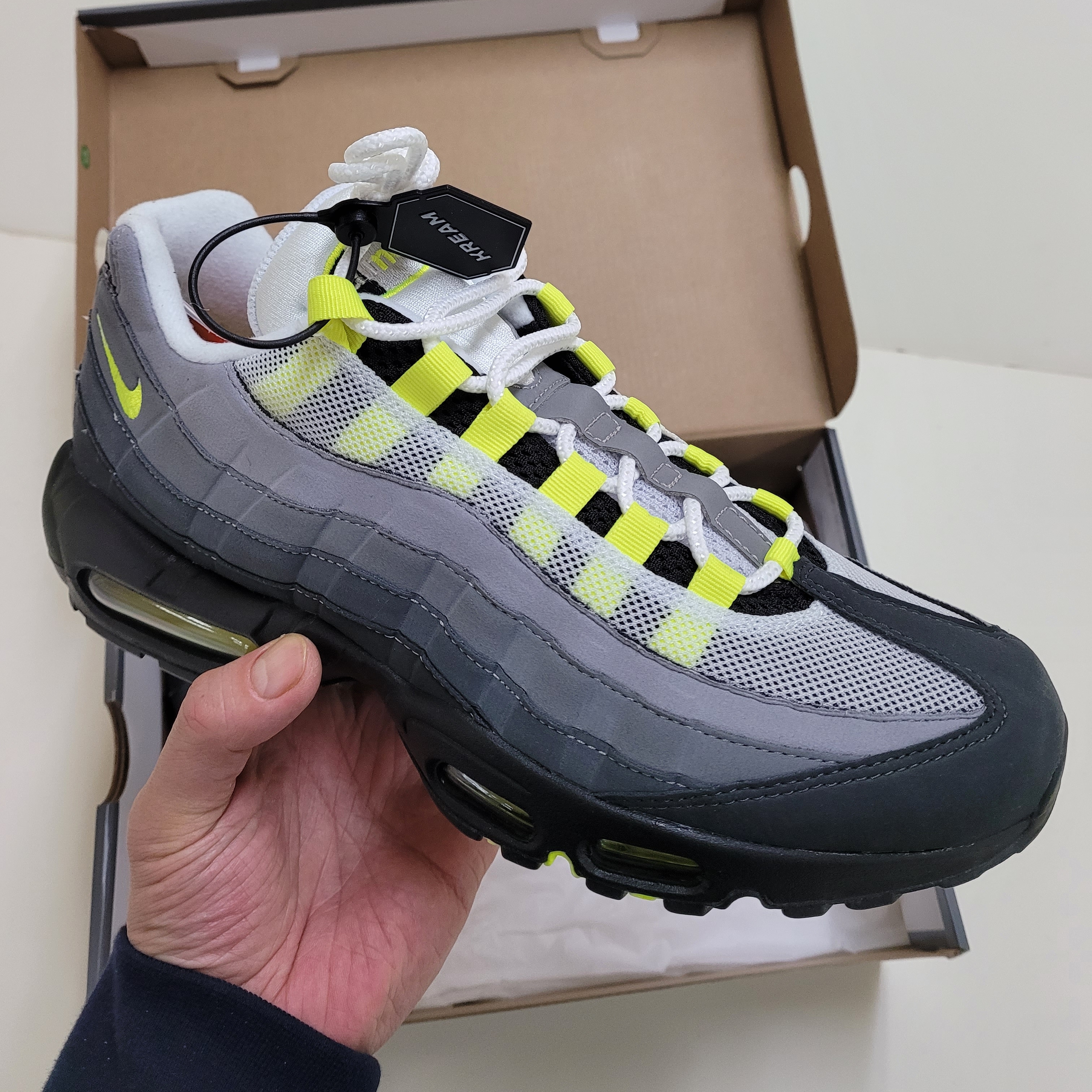 Nike Air Max 95 OG Neon Yellow 2020 착용 스타일 - 1