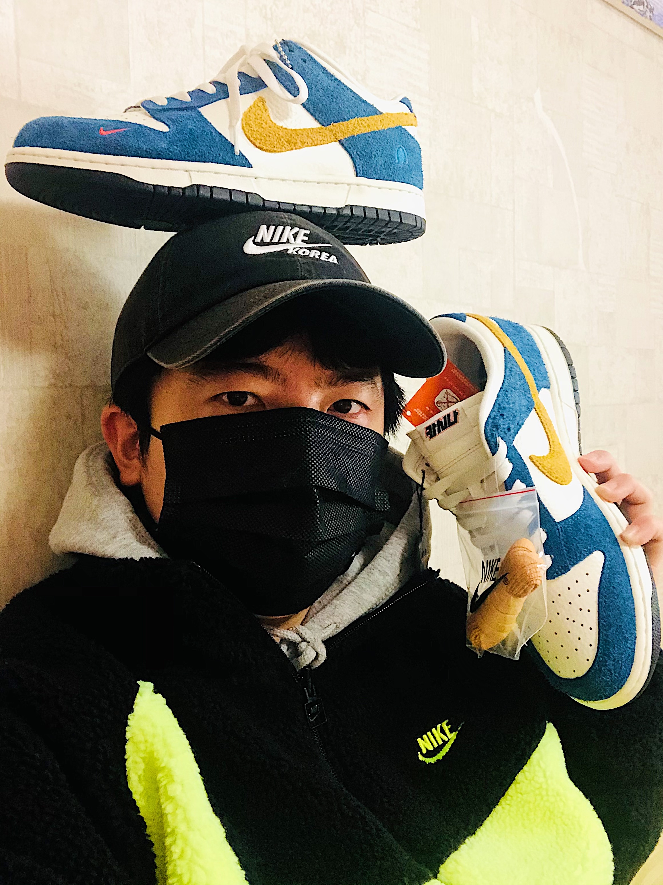 Nike x Kasina Dunk Low 80's Bus, Nike Big Swoosh Full Zip Jacket Black Volt 착용 스타일
