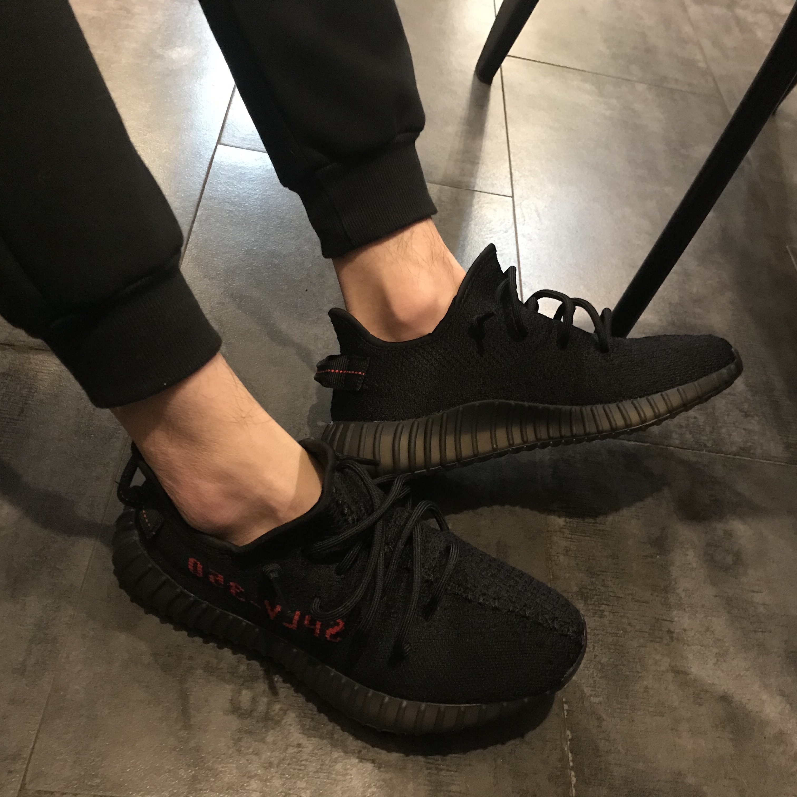 Adidas Yeezy Boost 350 V2 Black Red 2020 착용 스타일