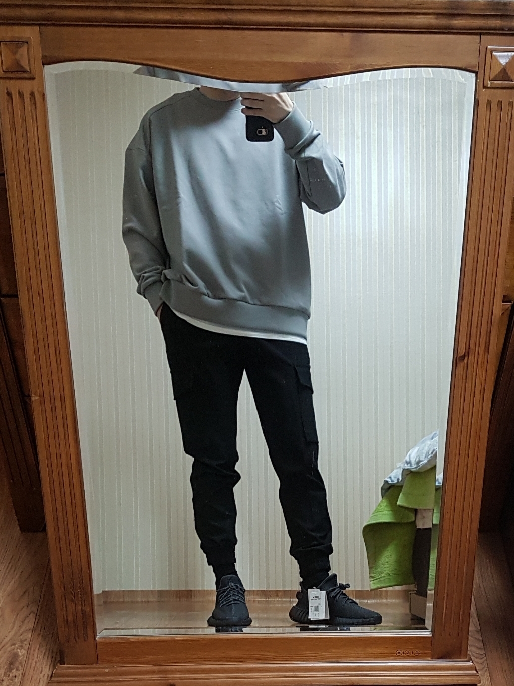 Adidas Yeezy Boost 350 V2 Black - Non-Reflective 착용 스타일