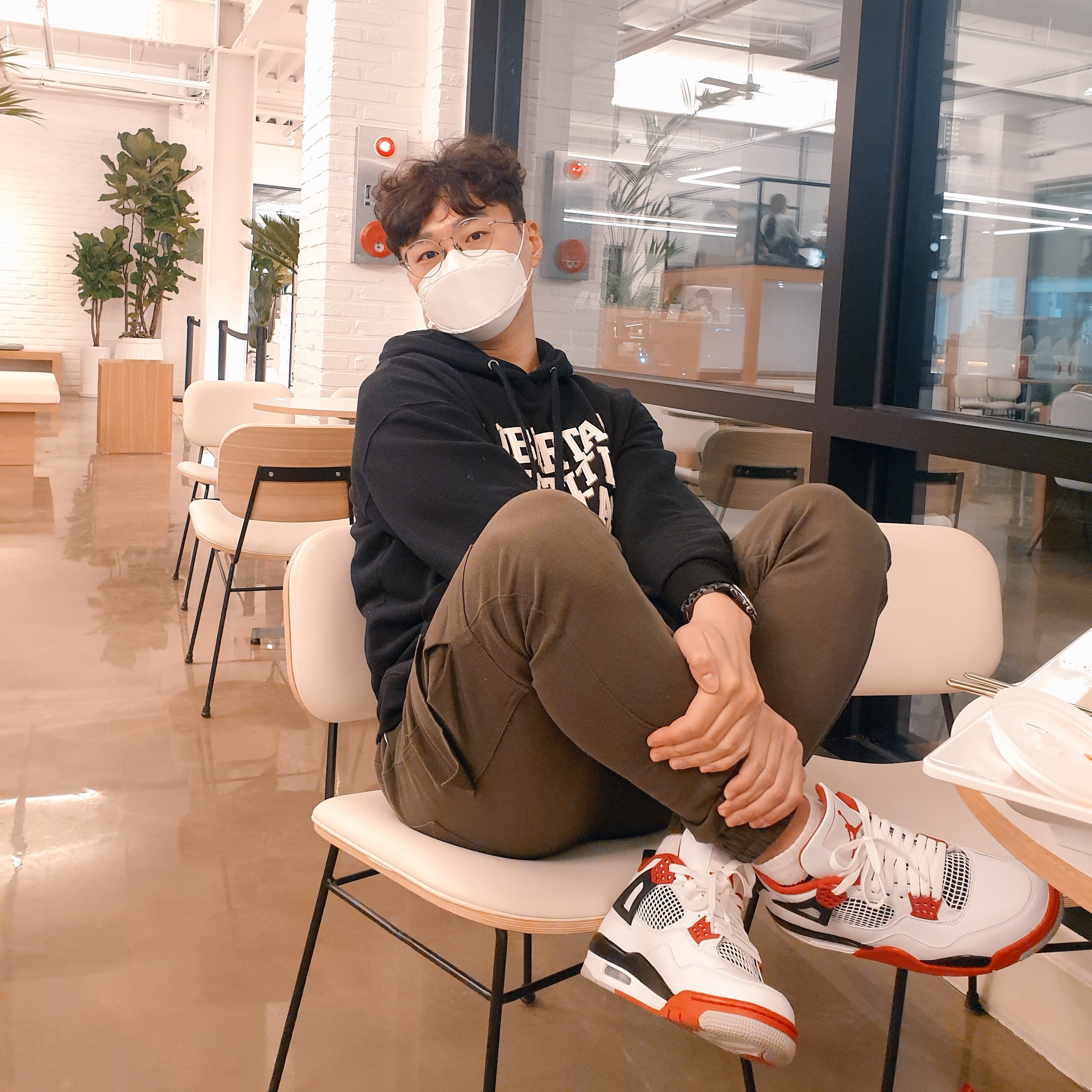 Jordan 4 Retro OG Fire Red 2020 착용 스타일 - 5