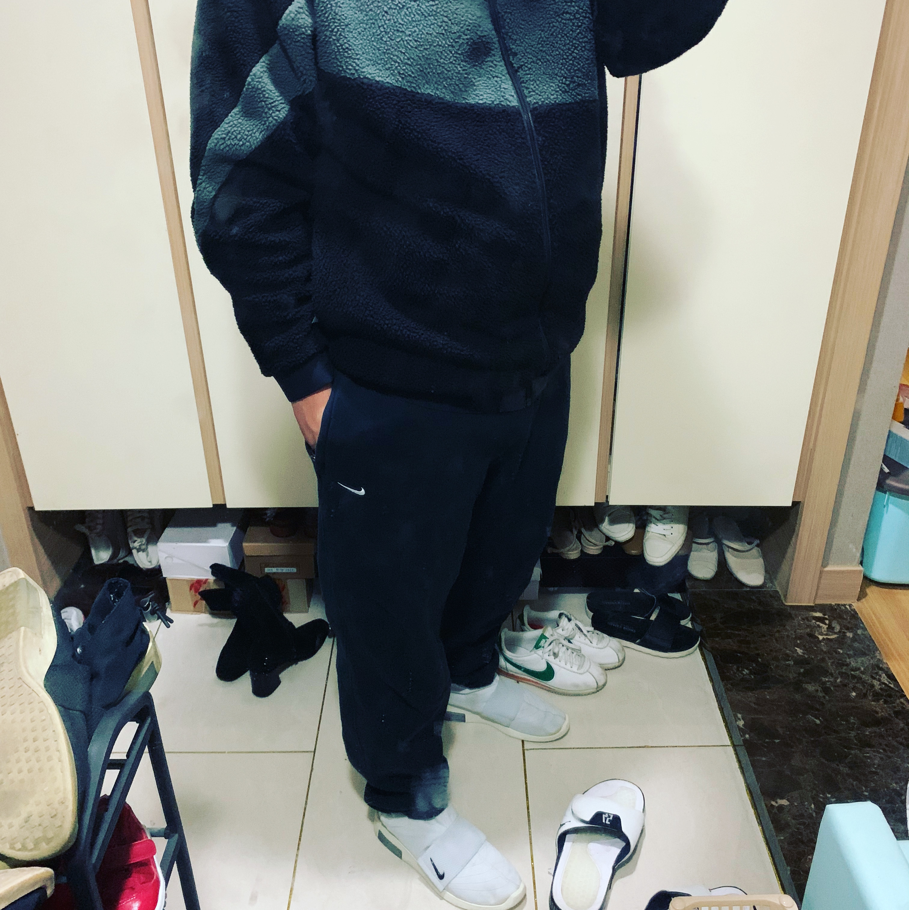 Nike x Fear of God Air Fear of God Moccasin Pure Platinum, Nike x Stranger Things Classic Cortez Hawkins High School 착용 스타일