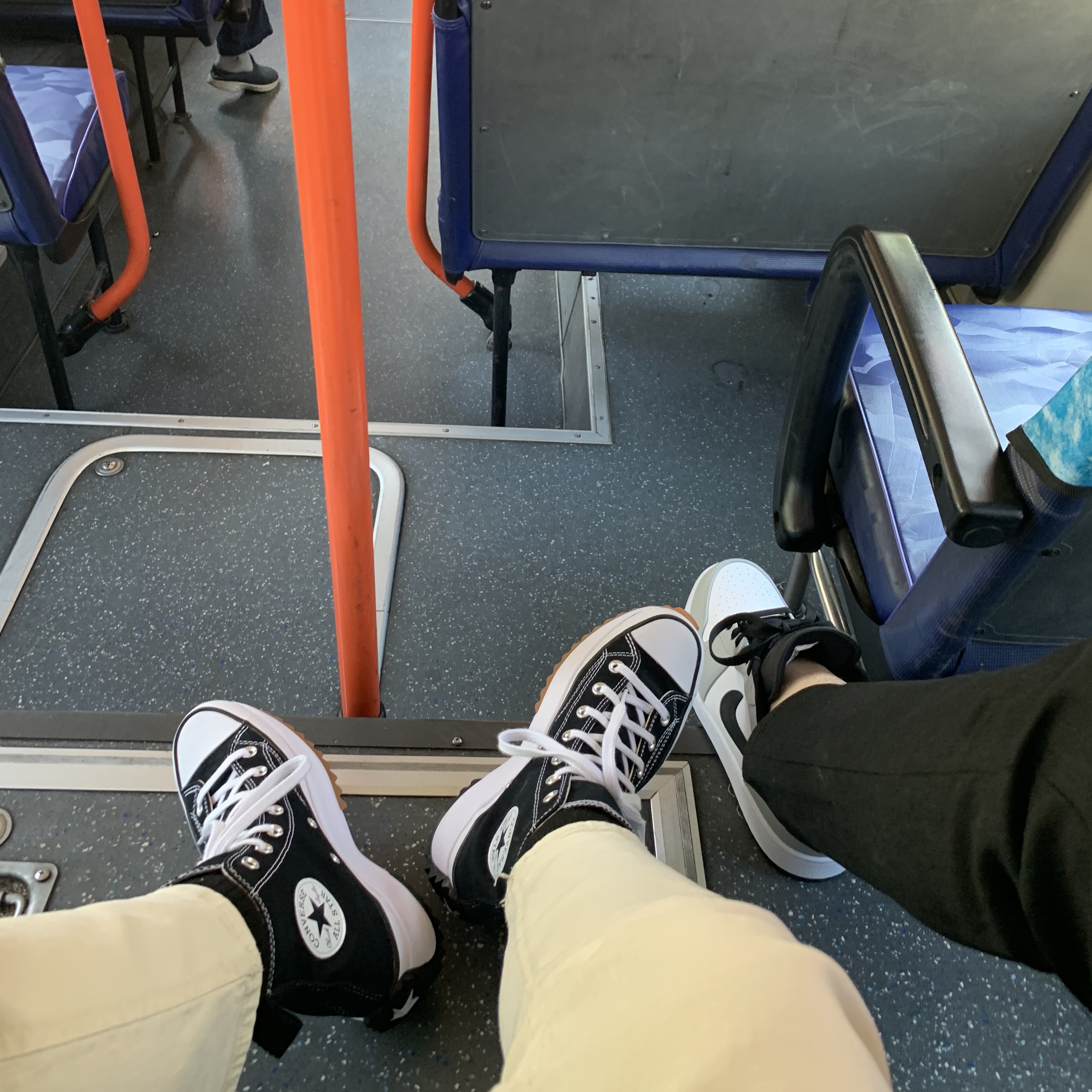 Converse Run Star Hike Hi Black White Gum, Jordan 1 Low Light Smoke Grey 착용 스타일