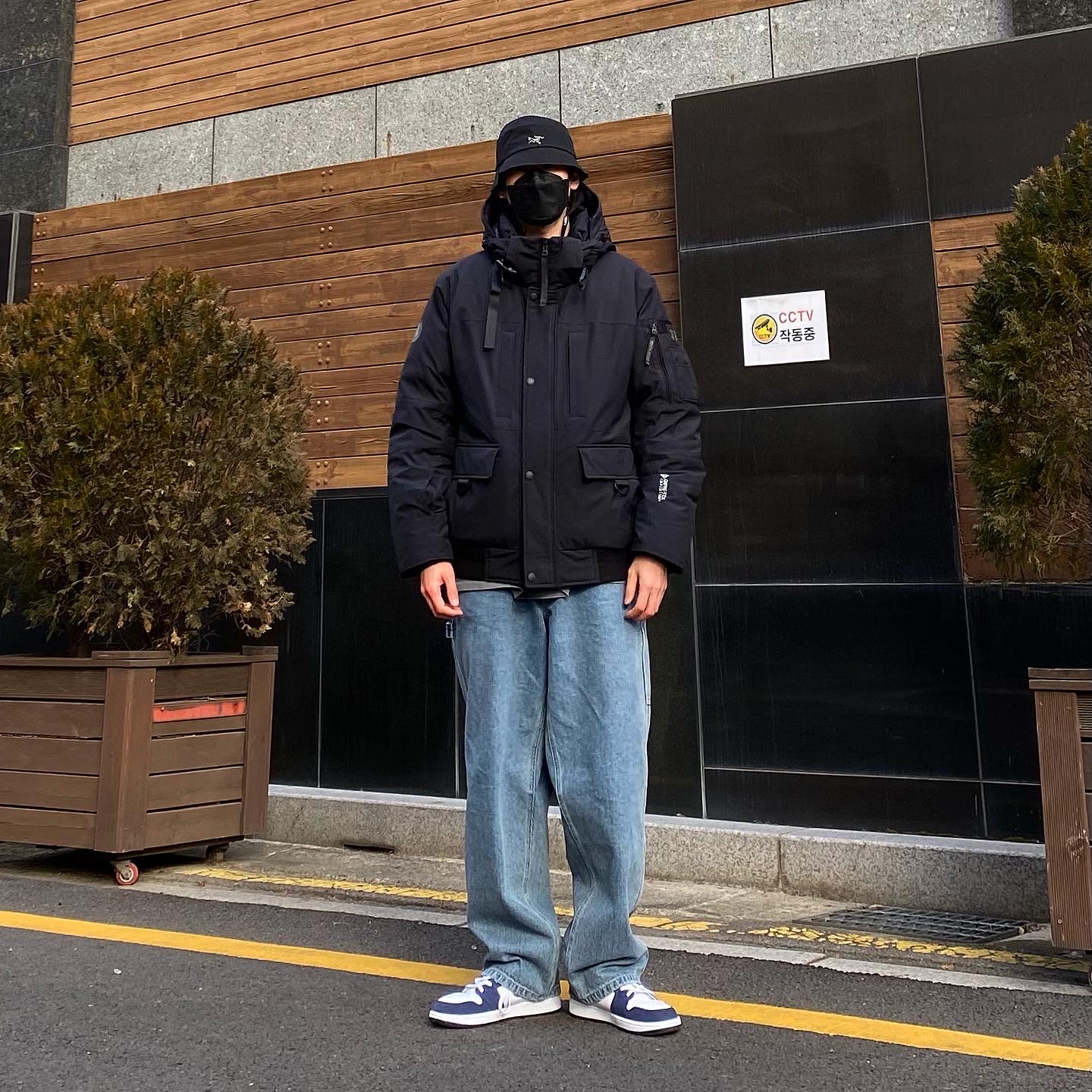 Jordan 1 Retro High OG CO.JP Midnight Navy, Palace x Arc'teryx Sinsolo Hat Black - 20FW 착용 스타일 - 4