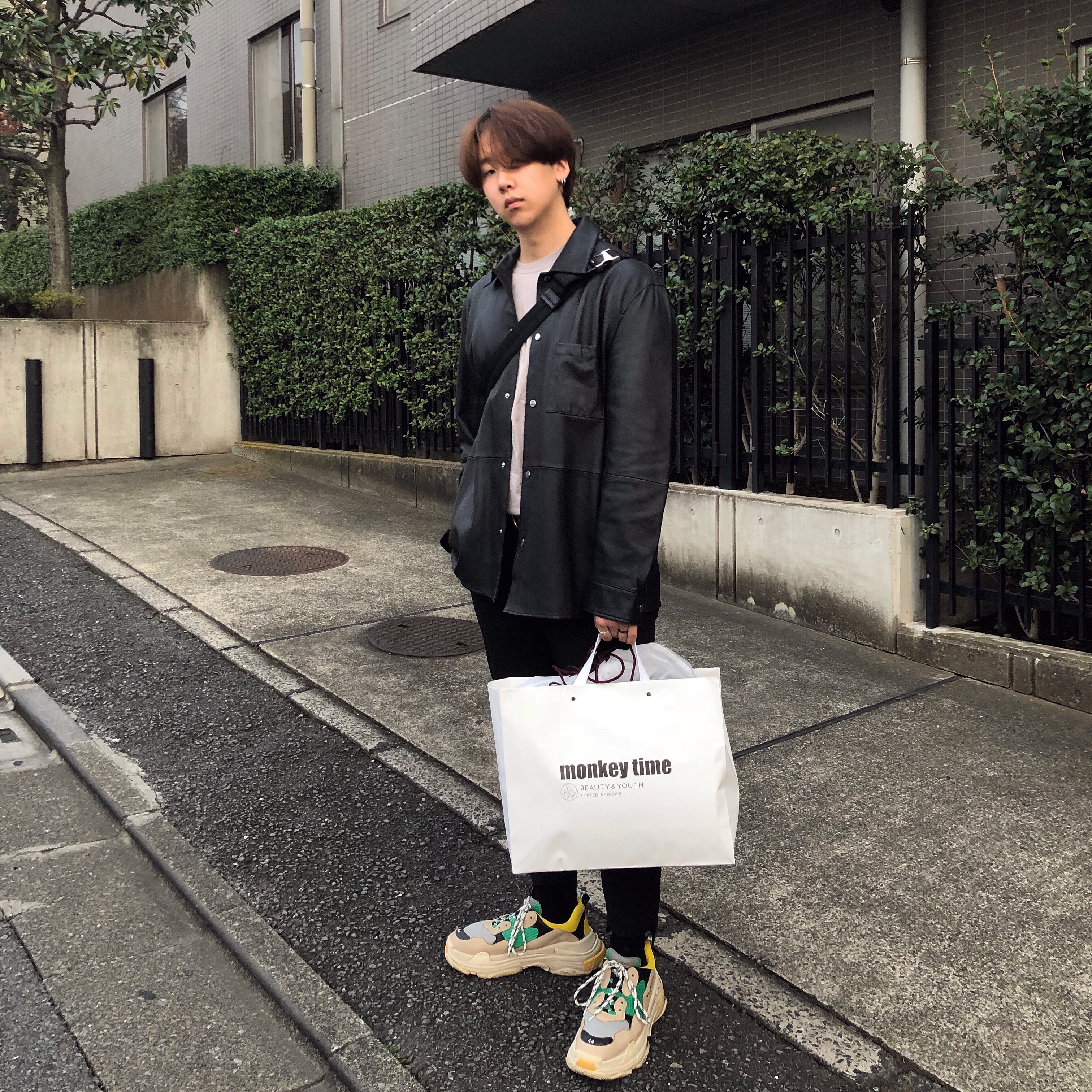 Balenciaga Triple S Yellow Green, Gucci Rhyton Leather Sneakers Logo 착용 스타일 - 1