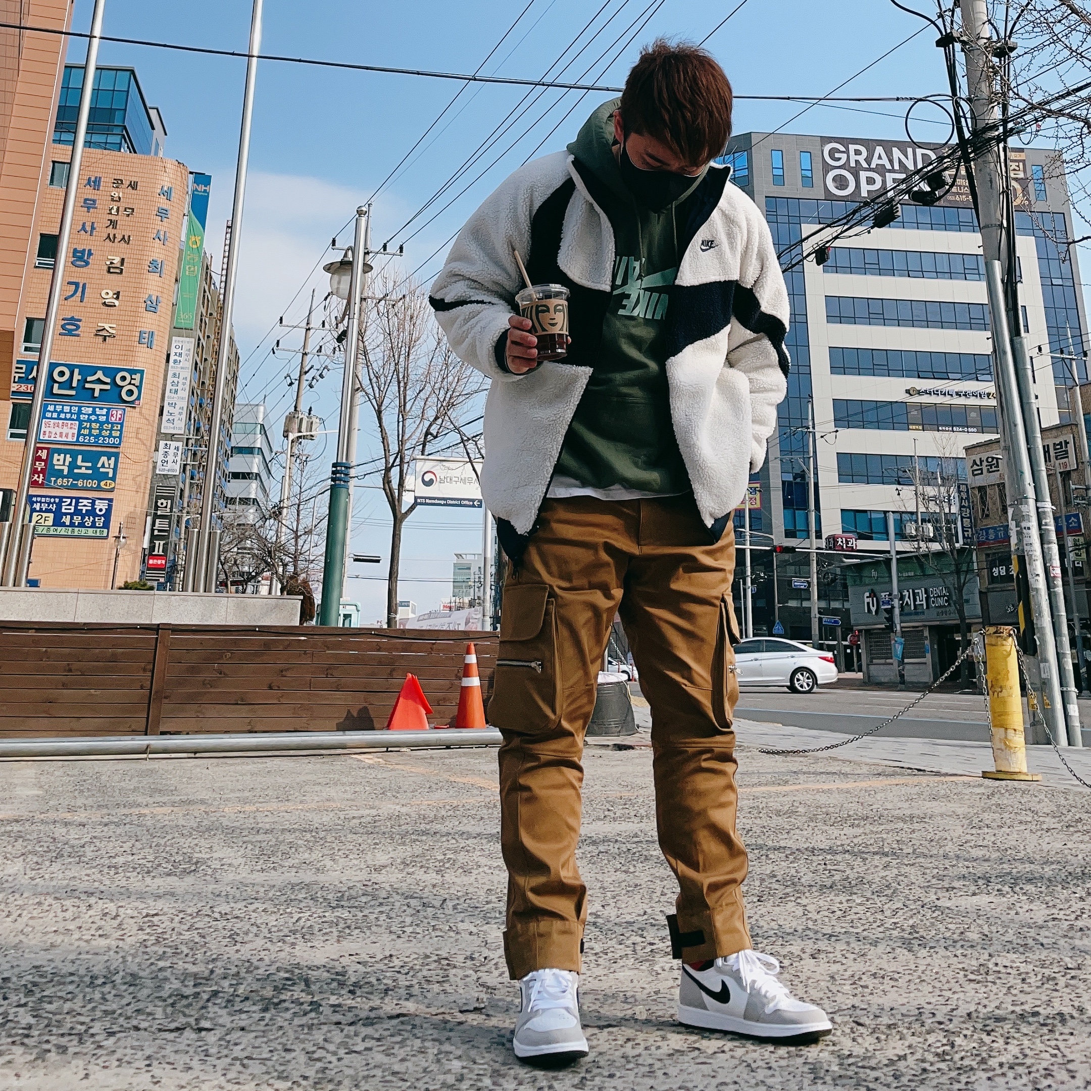 Nike Big Swoosh Full Zip Jacket White Navy, Jordan 1 Retro High OG Light Smoke Grey 착용 스타일
