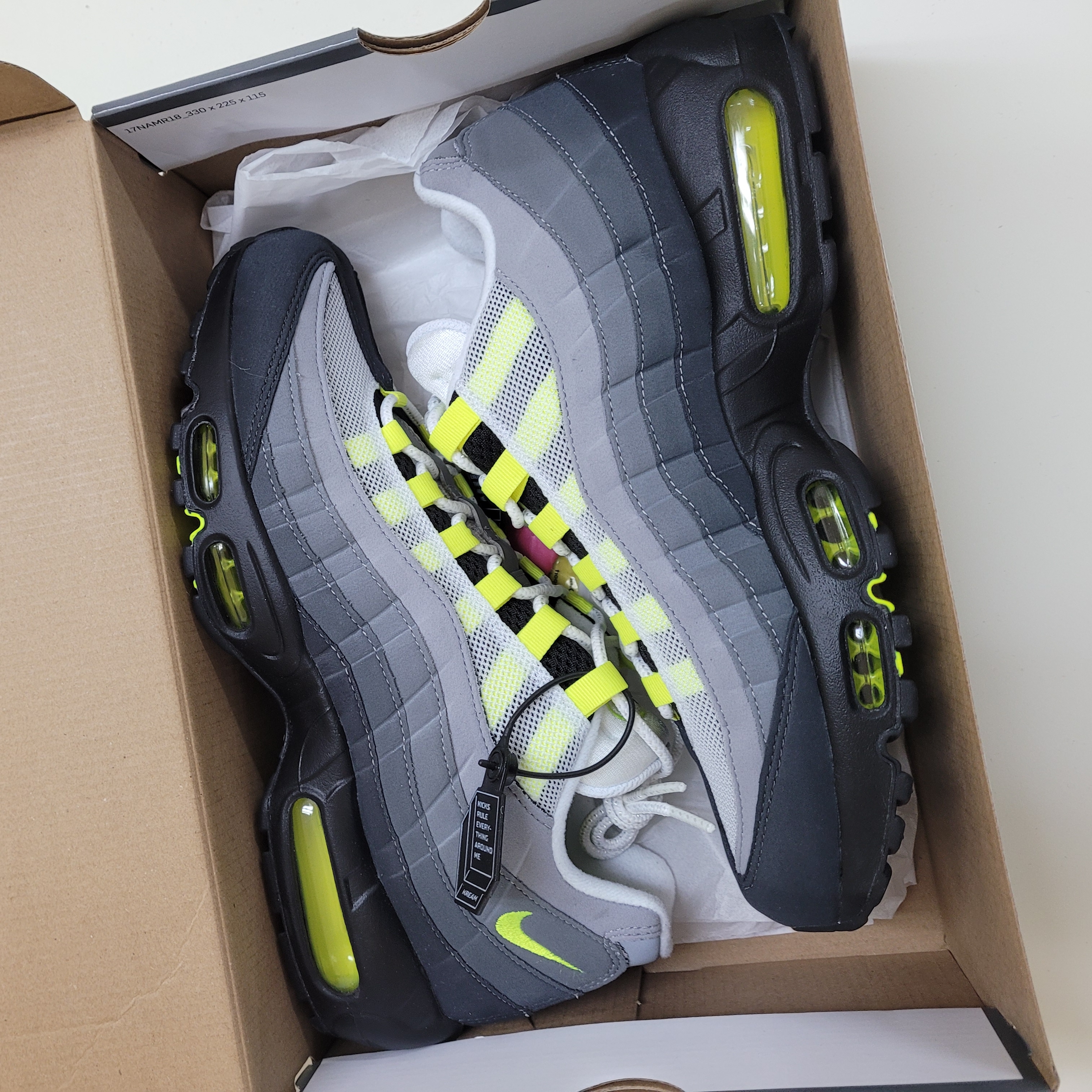 Nike Air Max 95 OG Neon Yellow 2020 착용 스타일 - 2