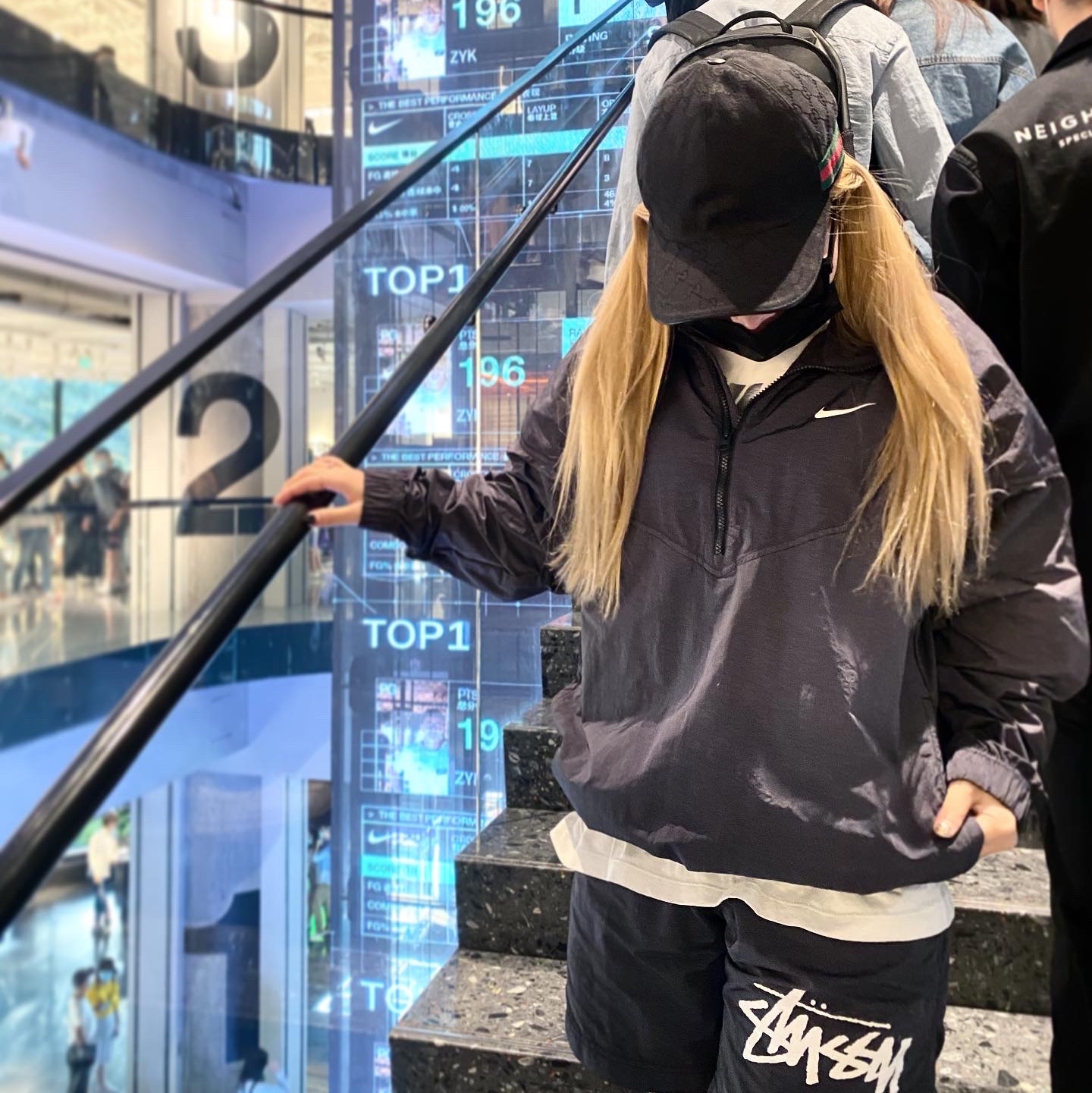 Adidas Yeezy Slide Bone, Nike x Stussy Windrunner Jacket Off Noir 착용 스타일 - 5