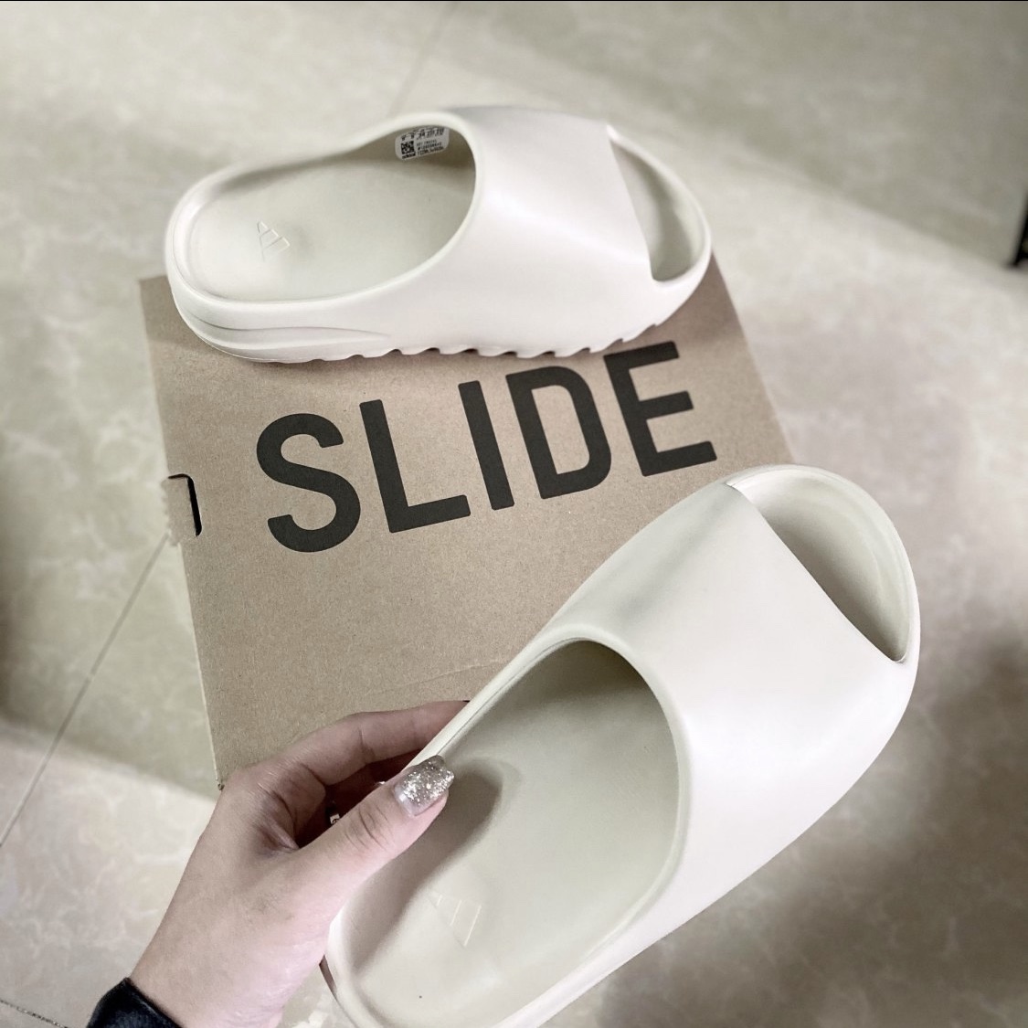 Adidas Yeezy Slide Bone, Nike x Stussy Windrunner Jacket Off Noir 착용 스타일 - 1
