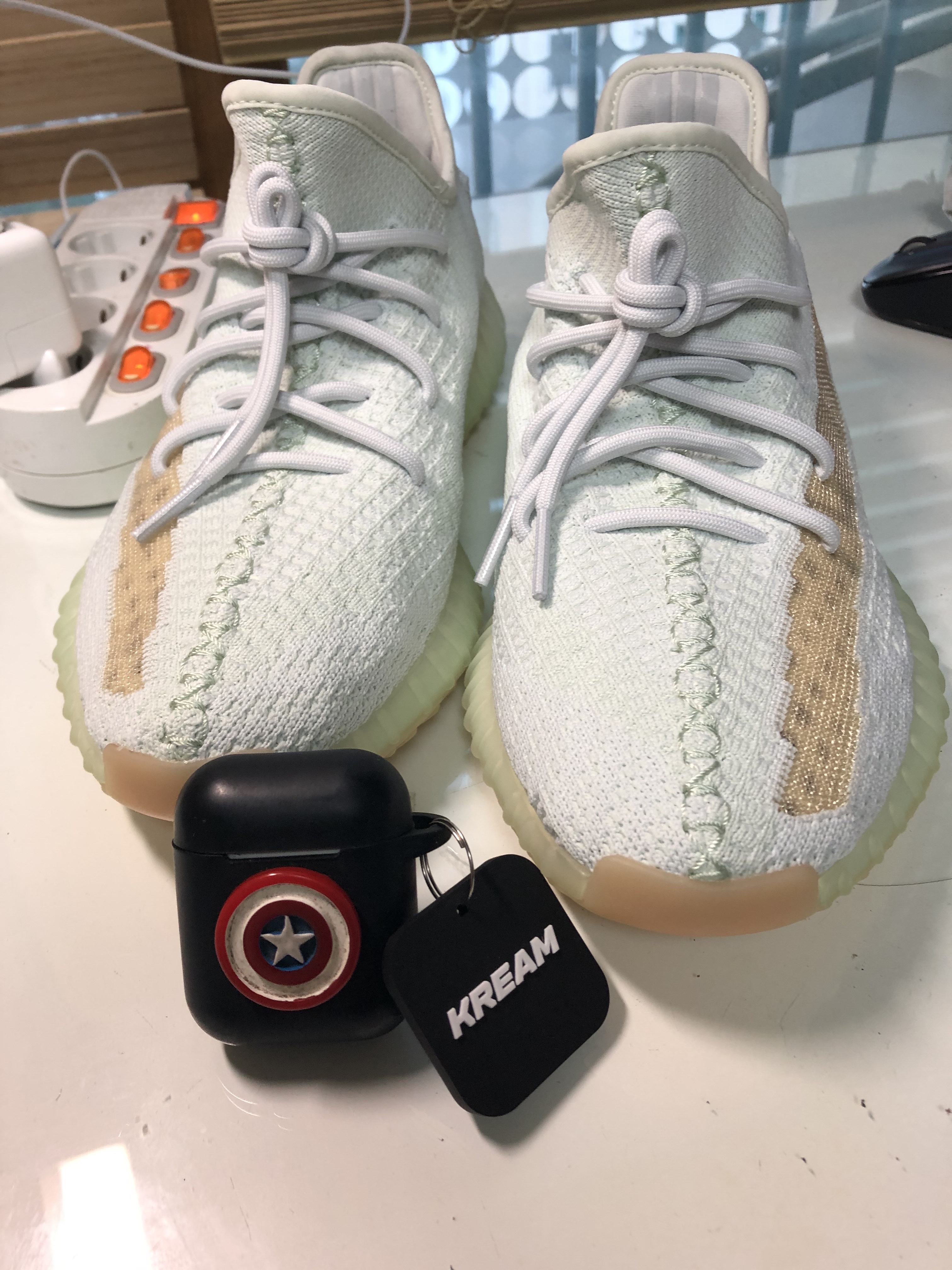 Adidas Yeezy Boost 350 V2 Hyperspace 착용 스타일