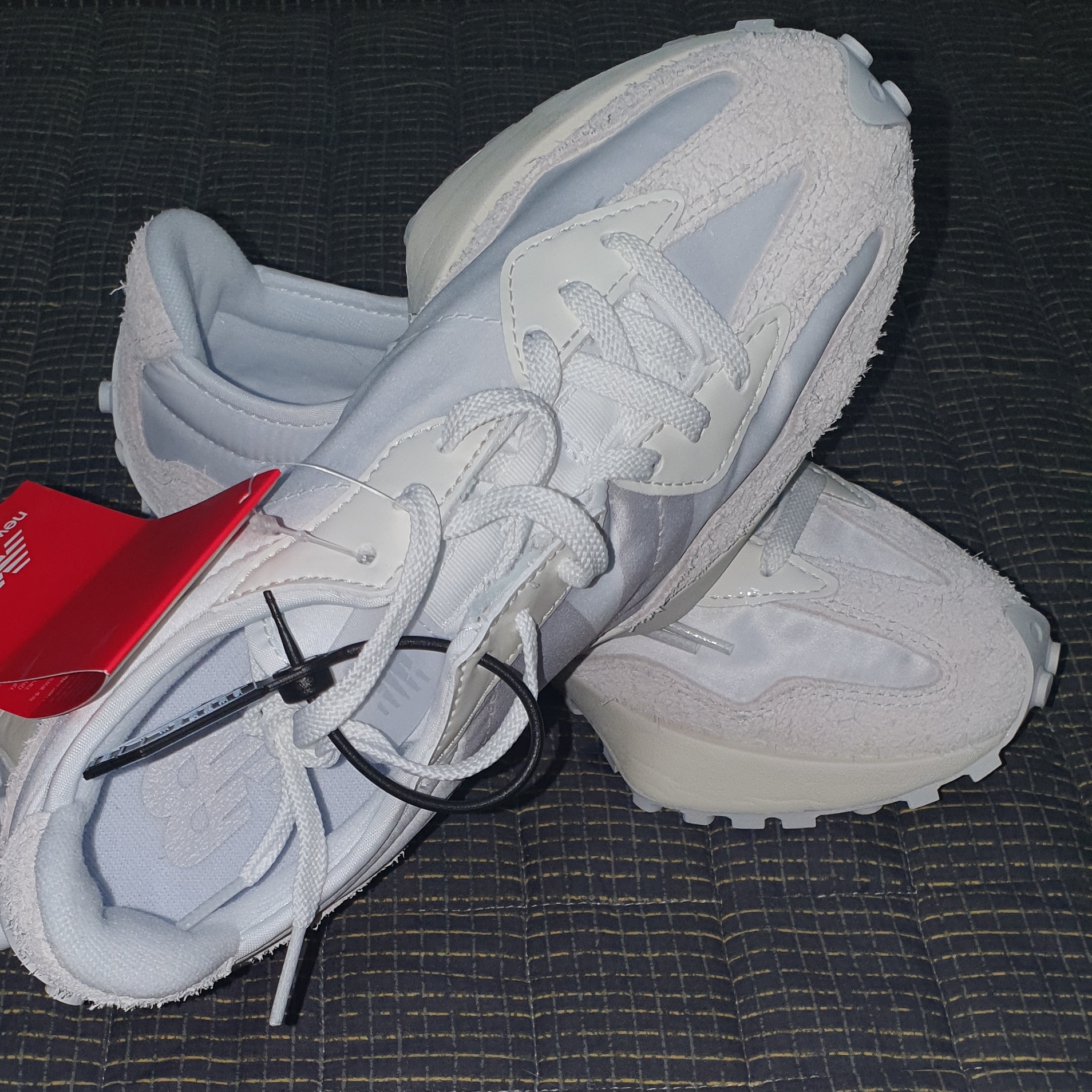 (W) New Balance 327 White Moonbeam 착용 스타일